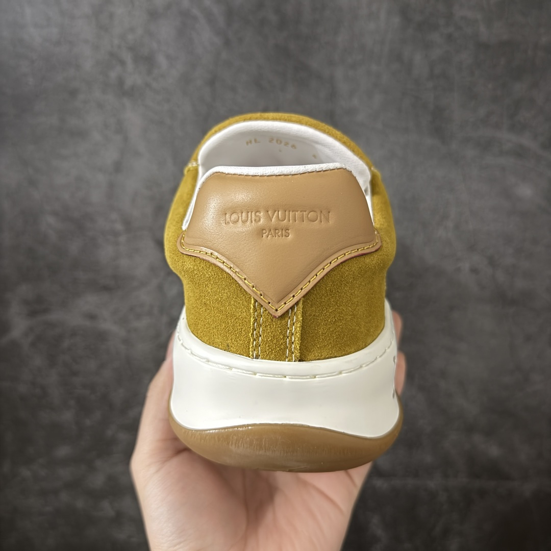 图片[4]-【YS纯原】广奢高端货LOUIS VUITTON Tilted 饼干鞋系列｜2026 早春全新上架 黄棕牛皮革 LV 路易威登 Tilted Low Sneakers 倾斜系列低帮复古休闲运动板鞋 男鞋｜广东原产｜市售顶级版本 ✦ 升级原楦型开发纸版，鞋型更立体更正 ✦ Monogram 丹宁布鞋面，质感高级耐看 ✦ 鞋垫嵌入EVA软脚感物料，回弹舒适 ✦ 后跟耐弯折滴塑支撑片，稳定不塌 ✦ 全新开发TPR光泽组合隔色鞋底 ✦ LV组合 TPU 生胶底结构，行走稳、耐磨强 ✦ 原版购入开发 ✦ 厚实抽屉式礼品鞋盒 ✦ 原装包装说明书＋防尘布袋 ✦ 附送官方快递加固牛皮纸外盒 法国巴黎百年奢侈品牌 LOUIS VUITTON 路易威登 尺码：39-45-选品中心