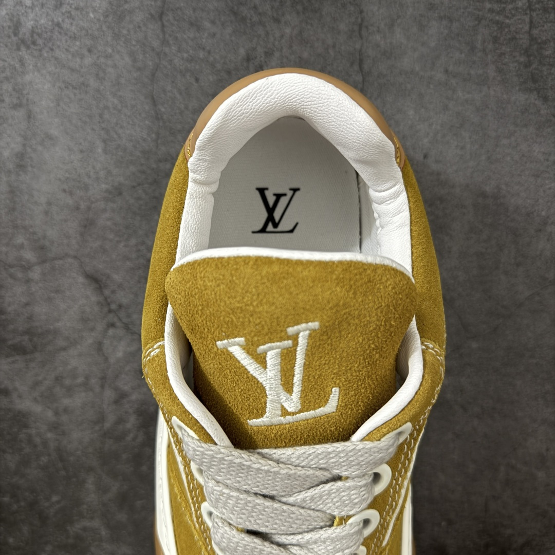 图片[8]-【YS纯原】广奢高端货LOUIS VUITTON Tilted 饼干鞋系列｜2026 早春全新上架 黄棕牛皮革 LV 路易威登 Tilted Low Sneakers 倾斜系列低帮复古休闲运动板鞋 男鞋｜广东原产｜市售顶级版本 ✦ 升级原楦型开发纸版，鞋型更立体更正 ✦ Monogram 丹宁布鞋面，质感高级耐看 ✦ 鞋垫嵌入EVA软脚感物料，回弹舒适 ✦ 后跟耐弯折滴塑支撑片，稳定不塌 ✦ 全新开发TPR光泽组合隔色鞋底 ✦ LV组合 TPU 生胶底结构，行走稳、耐磨强 ✦ 原版购入开发 ✦ 厚实抽屉式礼品鞋盒 ✦ 原装包装说明书＋防尘布袋 ✦ 附送官方快递加固牛皮纸外盒 法国巴黎百年奢侈品牌 LOUIS VUITTON 路易威登 尺码：39-45-选品中心