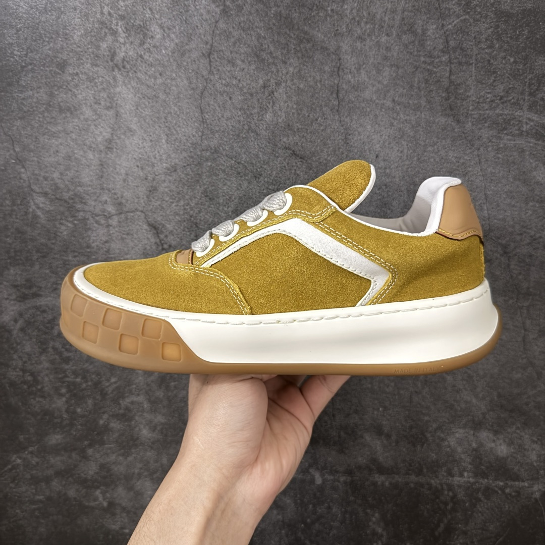 图片[2]-【YS纯原】广奢高端货LOUIS VUITTON Tilted 饼干鞋系列｜2026 早春全新上架 黄棕牛皮革 LV 路易威登 Tilted Low Sneakers 倾斜系列低帮复古休闲运动板鞋 男鞋｜广东原产｜市售顶级版本 ✦ 升级原楦型开发纸版，鞋型更立体更正 ✦ Monogram 丹宁布鞋面，质感高级耐看 ✦ 鞋垫嵌入EVA软脚感物料，回弹舒适 ✦ 后跟耐弯折滴塑支撑片，稳定不塌 ✦ 全新开发TPR光泽组合隔色鞋底 ✦ LV组合 TPU 生胶底结构，行走稳、耐磨强 ✦ 原版购入开发 ✦ 厚实抽屉式礼品鞋盒 ✦ 原装包装说明书＋防尘布袋 ✦ 附送官方快递加固牛皮纸外盒 法国巴黎百年奢侈品牌 LOUIS VUITTON 路易威登 尺码：39-45-选品中心