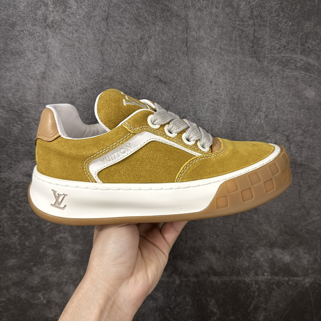 【YS纯原】广奢高端货LOUIS VUITTON Tilted 饼干鞋系列｜2026 早春全新上架 黄棕牛皮革 LV 路易威登 Tilted Low Sneakers 倾斜系列低帮复古休闲运动板鞋 男鞋｜广东原产｜市售顶级版本 ✦ 升级原楦型开发纸版，鞋型更立体更正 ✦ Monogram 丹宁布鞋面，质感高级耐看 ✦ 鞋垫嵌入EVA软脚感物料，回弹舒适 ✦ 后跟耐弯折滴塑支撑片，稳定不塌 ✦ 全新开发TPR光泽组合隔色鞋底 ✦ LV组合 TPU 生胶底结构，行走稳、耐磨强 ✦ 原版购入开发 ✦ 厚实抽屉式礼品鞋盒 ✦ 原装包装说明书＋防尘布袋 ✦ 附送官方快递加固牛皮纸外盒 法国巴黎百年奢侈品牌 LOUIS VUITTON 路易威登 尺码：39-45-选品中心