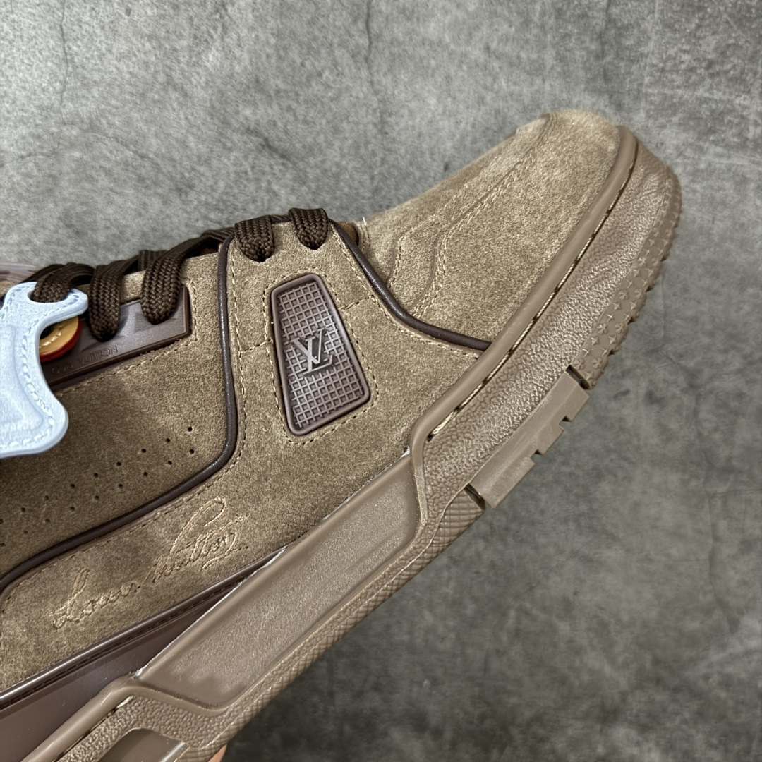 图片[6]-【YS纯原】 LOUIS VUITTON 路易威登 LV Trainer 红棕翻毛绒黄蓝吊牌 顶货芯片代购版本 原版购入开发 ✦ 光滑牛皮革描绘Monogram图案，复古篮球灵感启发 ✦ #54标识追溯品牌诞生的1854年，细节满载 ✦ 原版定制进口头层牛皮鞋面，质感在线 ✦ 原版定制透气网里，清爽不闷脚 ✦ 原版开模防滑T材质大底，耐磨稳定 ✦ 底厚3CM，自然增高不笨重 ✦ 配送精美包装，零瑕疵工艺 尺码：39-45-选品中心