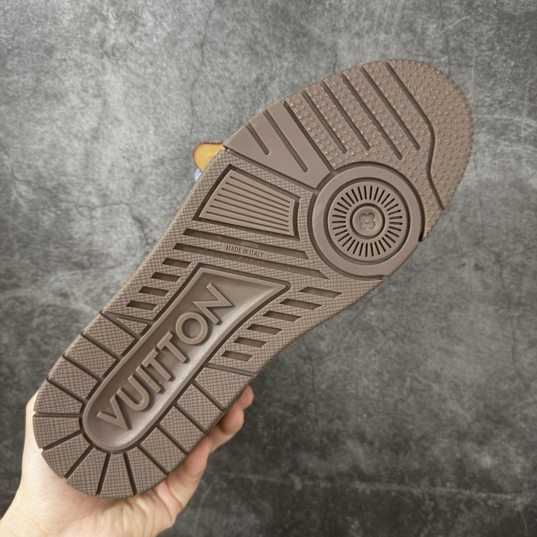 图片[9]-【YS纯原】 LOUIS VUITTON 路易威登 LV Trainer 红棕翻毛绒黄蓝吊牌 顶货芯片代购版本 原版购入开发 ✦ 光滑牛皮革描绘Monogram图案，复古篮球灵感启发 ✦ #54标识追溯品牌诞生的1854年，细节满载 ✦ 原版定制进口头层牛皮鞋面，质感在线 ✦ 原版定制透气网里，清爽不闷脚 ✦ 原版开模防滑T材质大底，耐磨稳定 ✦ 底厚3CM，自然增高不笨重 ✦ 配送精美包装，零瑕疵工艺 尺码：39-45-选品中心