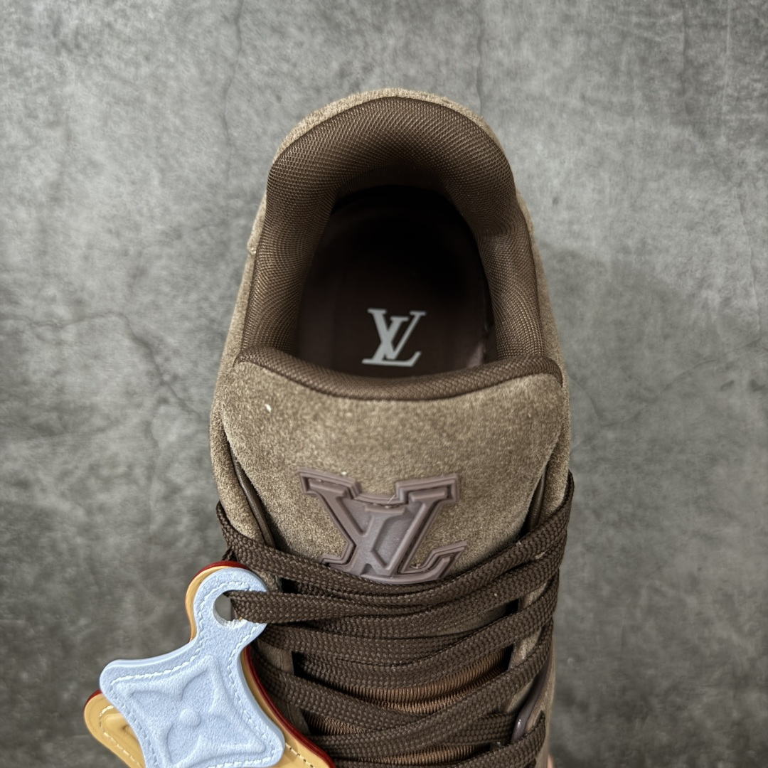 图片[8]-【YS纯原】 LOUIS VUITTON 路易威登 LV Trainer 红棕翻毛绒黄蓝吊牌 顶货芯片代购版本 原版购入开发 ✦ 光滑牛皮革描绘Monogram图案，复古篮球灵感启发 ✦ #54标识追溯品牌诞生的1854年，细节满载 ✦ 原版定制进口头层牛皮鞋面，质感在线 ✦ 原版定制透气网里，清爽不闷脚 ✦ 原版开模防滑T材质大底，耐磨稳定 ✦ 底厚3CM，自然增高不笨重 ✦ 配送精美包装，零瑕疵工艺 尺码：39-45-选品中心
