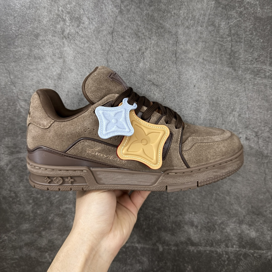 【YS纯原】 LOUIS VUITTON 路易威登 LV Trainer 红棕翻毛绒黄蓝吊牌 顶货芯片代购版本 原版购入开发 ✦ 光滑牛皮革描绘Monogram图案，复古篮球灵感启发 ✦ #54标识追溯品牌诞生的1854年，细节满载 ✦ 原版定制进口头层牛皮鞋面，质感在线 ✦ 原版定制透气网里，清爽不闷脚 ✦ 原版开模防滑T材质大底，耐磨稳定 ✦ 底厚3CM，自然增高不笨重 ✦ 配送精美包装，零瑕疵工艺 尺码：39-45-选品中心
