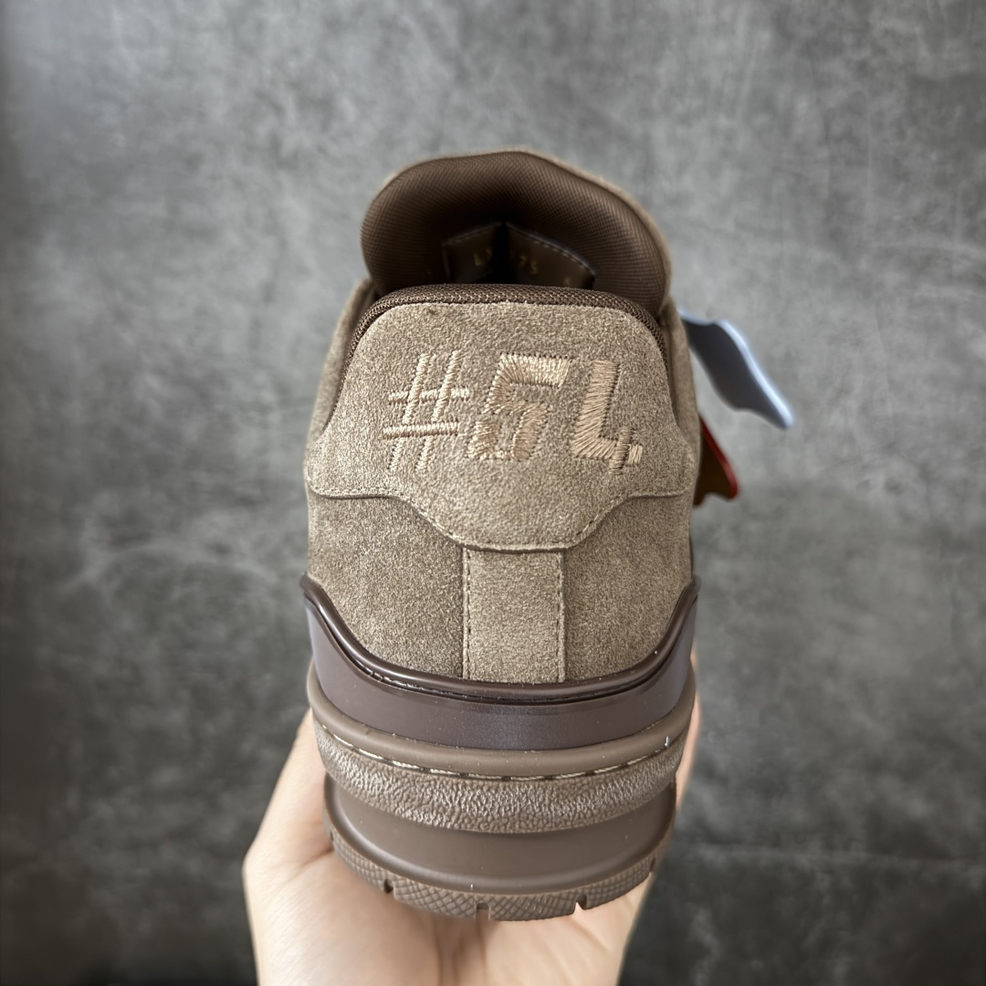 图片[4]-【YS纯原】 LOUIS VUITTON 路易威登 LV Trainer 红棕翻毛绒黄蓝吊牌 顶货芯片代购版本 原版购入开发 ✦ 光滑牛皮革描绘Monogram图案，复古篮球灵感启发 ✦ #54标识追溯品牌诞生的1854年，细节满载 ✦ 原版定制进口头层牛皮鞋面，质感在线 ✦ 原版定制透气网里，清爽不闷脚 ✦ 原版开模防滑T材质大底，耐磨稳定 ✦ 底厚3CM，自然增高不笨重 ✦ 配送精美包装，零瑕疵工艺 尺码：39-45-选品中心