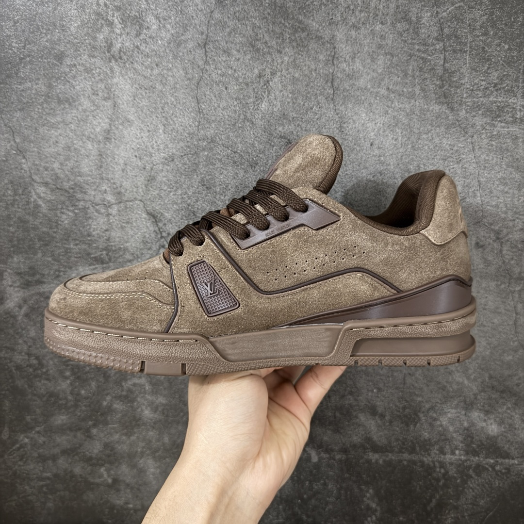 图片[2]-【YS纯原】 LOUIS VUITTON 路易威登 LV Trainer 红棕翻毛绒黄蓝吊牌 顶货芯片代购版本 原版购入开发 ✦ 光滑牛皮革描绘Monogram图案，复古篮球灵感启发 ✦ #54标识追溯品牌诞生的1854年，细节满载 ✦ 原版定制进口头层牛皮鞋面，质感在线 ✦ 原版定制透气网里，清爽不闷脚 ✦ 原版开模防滑T材质大底，耐磨稳定 ✦ 底厚3CM，自然增高不笨重 ✦ 配送精美包装，零瑕疵工艺 尺码：39-45-选品中心