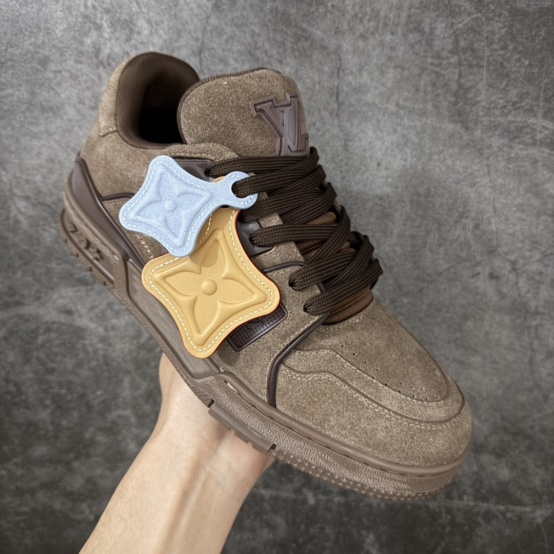 图片[3]-【YS纯原】 LOUIS VUITTON 路易威登 LV Trainer 红棕翻毛绒黄蓝吊牌 顶货芯片代购版本 原版购入开发 ✦ 光滑牛皮革描绘Monogram图案，复古篮球灵感启发 ✦ #54标识追溯品牌诞生的1854年，细节满载 ✦ 原版定制进口头层牛皮鞋面，质感在线 ✦ 原版定制透气网里，清爽不闷脚 ✦ 原版开模防滑T材质大底，耐磨稳定 ✦ 底厚3CM，自然增高不笨重 ✦ 配送精美包装，零瑕疵工艺 尺码：39-45-选品中心
