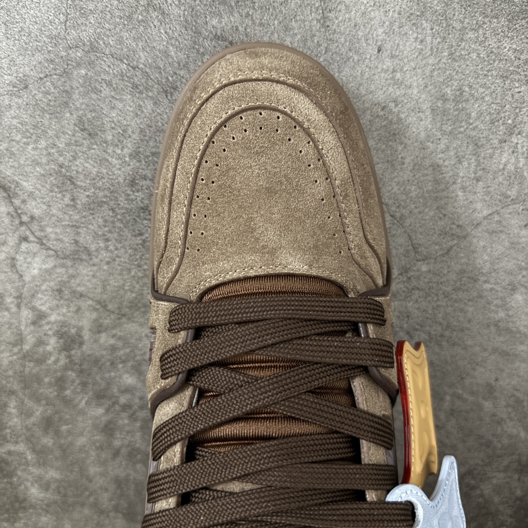 图片[5]-【YS纯原】 LOUIS VUITTON 路易威登 LV Trainer 红棕翻毛绒黄蓝吊牌 顶货芯片代购版本 原版购入开发 ✦ 光滑牛皮革描绘Monogram图案，复古篮球灵感启发 ✦ #54标识追溯品牌诞生的1854年，细节满载 ✦ 原版定制进口头层牛皮鞋面，质感在线 ✦ 原版定制透气网里，清爽不闷脚 ✦ 原版开模防滑T材质大底，耐磨稳定 ✦ 底厚3CM，自然增高不笨重 ✦ 配送精美包装，零瑕疵工艺 尺码：39-45-选品中心
