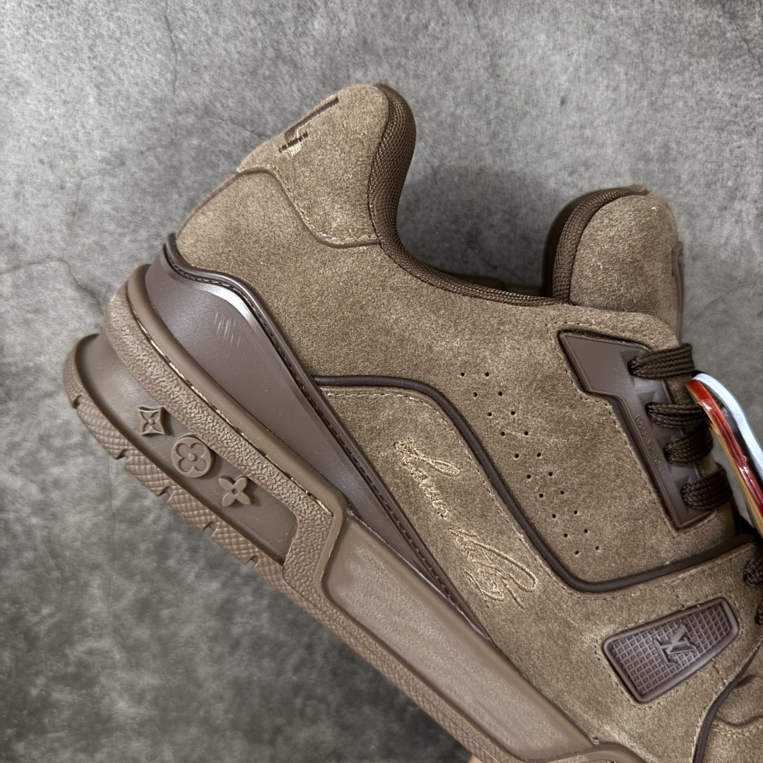 图片[7]-【YS纯原】 LOUIS VUITTON 路易威登 LV Trainer 红棕翻毛绒黄蓝吊牌 顶货芯片代购版本 原版购入开发 ✦ 光滑牛皮革描绘Monogram图案，复古篮球灵感启发 ✦ #54标识追溯品牌诞生的1854年，细节满载 ✦ 原版定制进口头层牛皮鞋面，质感在线 ✦ 原版定制透气网里，清爽不闷脚 ✦ 原版开模防滑T材质大底，耐磨稳定 ✦ 底厚3CM，自然增高不笨重 ✦ 配送精美包装，零瑕疵工艺 尺码：39-45-选品中心