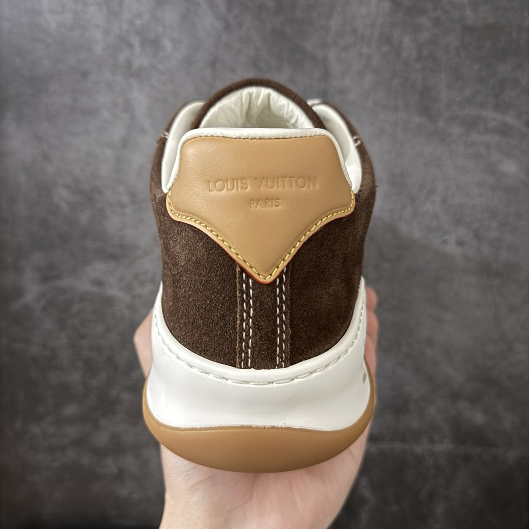 图片[4]-【天花板/Goat版】LV 路易威登LOUIS VUITTON Tilted Low Sneakers 倾斜系列低帮复古休闲运动文化百搭板鞋 2026早春款板鞋 饼干鞋 市场最顶天花板出货 礼盒包装 私模开发大底 正确细节 原鞋原材料1：1打造 完美版型做工 欢迎对比市场任何品质的货品 广东原产 专业LV大厂出品 正确底 大底开发近半年 原楦型开发纸版 全鞋原材料打造 细节 针车 烫金 中底无可挑剔 包装说明书防尘布袋物件(附送官方快递加固牛皮纸外盒!!)# 尺码：40 41 42 43 44 45 46-选品中心