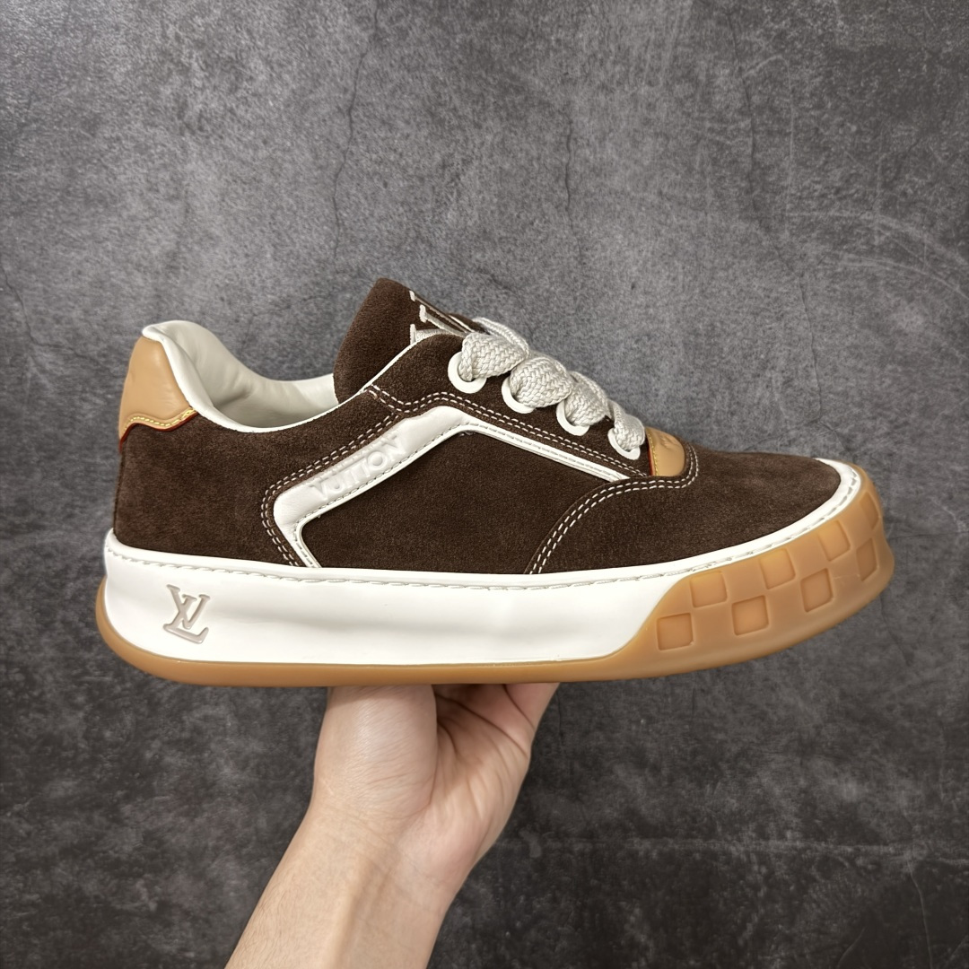 【天花板/Goat版】LV 路易威登LOUIS VUITTON Tilted Low Sneakers 倾斜系列低帮复古休闲运动文化百搭板鞋 2026早春款板鞋 饼干鞋 市场最顶天花板出货 礼盒包装 私模开发大底 正确细节 原鞋原材料1：1打造 完美版型做工 欢迎对比市场任何品质的货品 广东原产 专业LV大厂出品 正确底 大底开发近半年 原楦型开发纸版 全鞋原材料打造 细节 针车 烫金 中底无可挑剔 包装说明书防尘布袋物件(附送官方快递加固牛皮纸外盒!!)# 尺码：40 41 42 43 44 45 46-选品中心