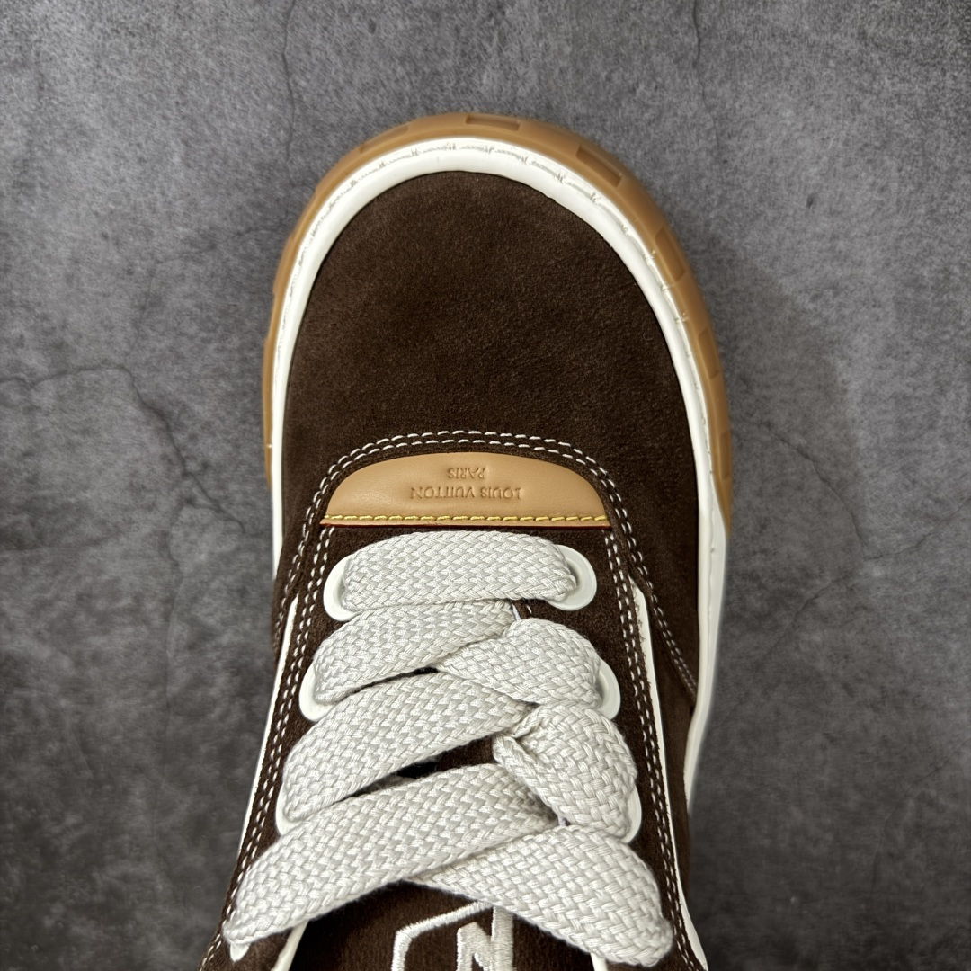 图片[5]-【天花板/Goat版】LV 路易威登LOUIS VUITTON Tilted Low Sneakers 倾斜系列低帮复古休闲运动文化百搭板鞋 2026早春款板鞋 饼干鞋 市场最顶天花板出货 礼盒包装 私模开发大底 正确细节 原鞋原材料1：1打造 完美版型做工 欢迎对比市场任何品质的货品 广东原产 专业LV大厂出品 正确底 大底开发近半年 原楦型开发纸版 全鞋原材料打造 细节 针车 烫金 中底无可挑剔 包装说明书防尘布袋物件(附送官方快递加固牛皮纸外盒!!)# 尺码：40 41 42 43 44 45 46-选品中心