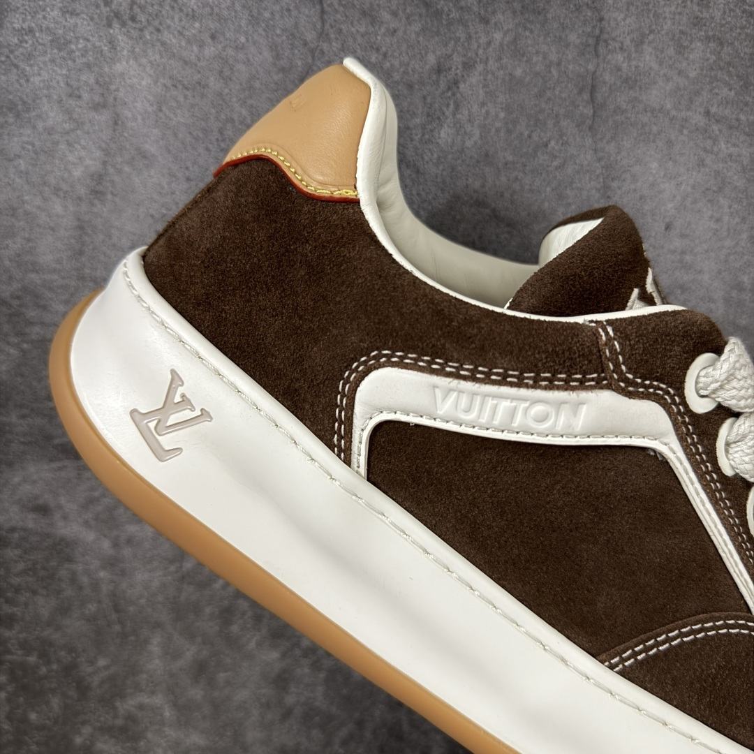 图片[7]-【天花板/Goat版】LV 路易威登LOUIS VUITTON Tilted Low Sneakers 倾斜系列低帮复古休闲运动文化百搭板鞋 2026早春款板鞋 饼干鞋 市场最顶天花板出货 礼盒包装 私模开发大底 正确细节 原鞋原材料1：1打造 完美版型做工 欢迎对比市场任何品质的货品 广东原产 专业LV大厂出品 正确底 大底开发近半年 原楦型开发纸版 全鞋原材料打造 细节 针车 烫金 中底无可挑剔 包装说明书防尘布袋物件(附送官方快递加固牛皮纸外盒!!)# 尺码：40 41 42 43 44 45 46-选品中心