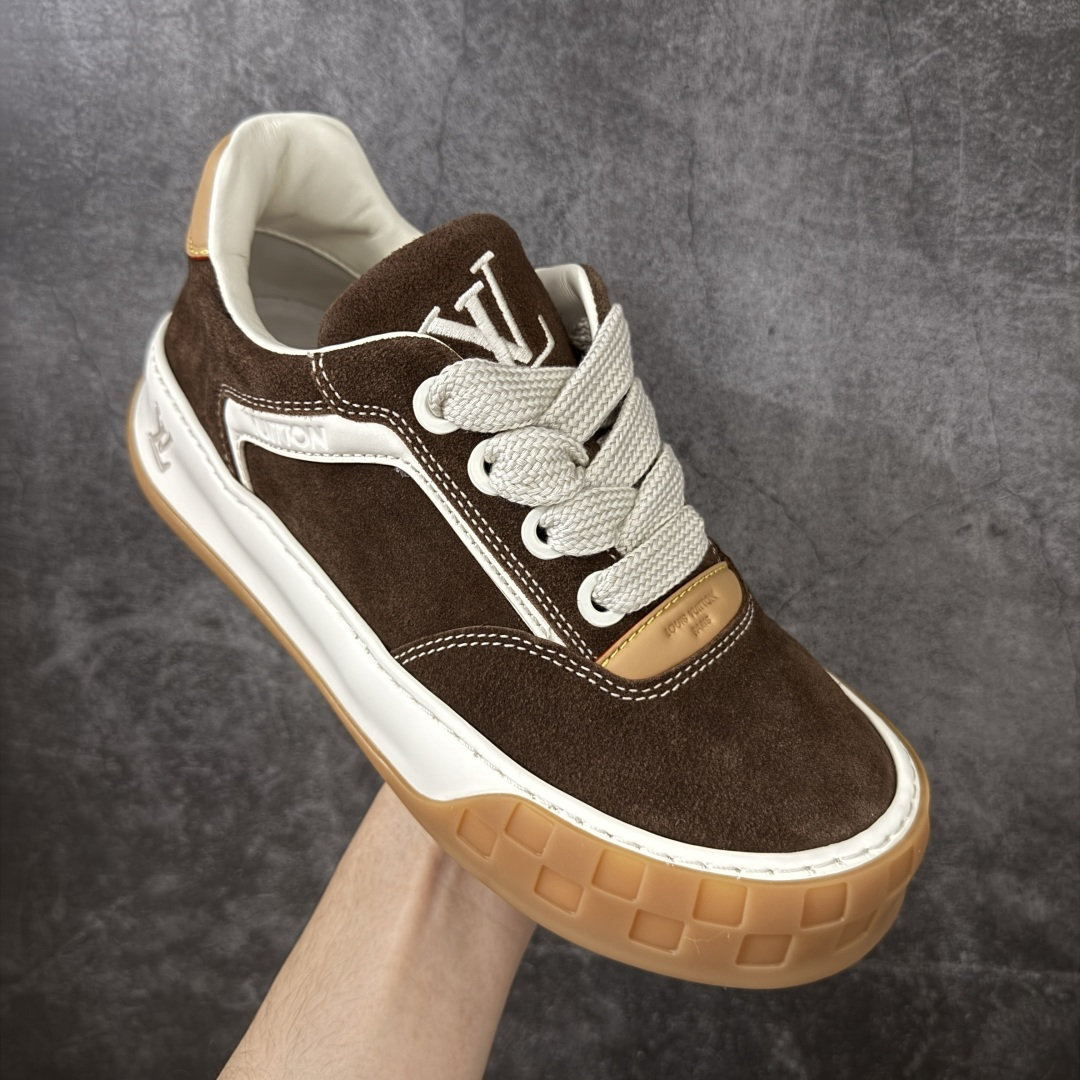 图片[3]-【天花板/Goat版】LV 路易威登LOUIS VUITTON Tilted Low Sneakers 倾斜系列低帮复古休闲运动文化百搭板鞋 2026早春款板鞋 饼干鞋 市场最顶天花板出货 礼盒包装 私模开发大底 正确细节 原鞋原材料1：1打造 完美版型做工 欢迎对比市场任何品质的货品 广东原产 专业LV大厂出品 正确底 大底开发近半年 原楦型开发纸版 全鞋原材料打造 细节 针车 烫金 中底无可挑剔 包装说明书防尘布袋物件(附送官方快递加固牛皮纸外盒!!)# 尺码：40 41 42 43 44 45 46-选品中心