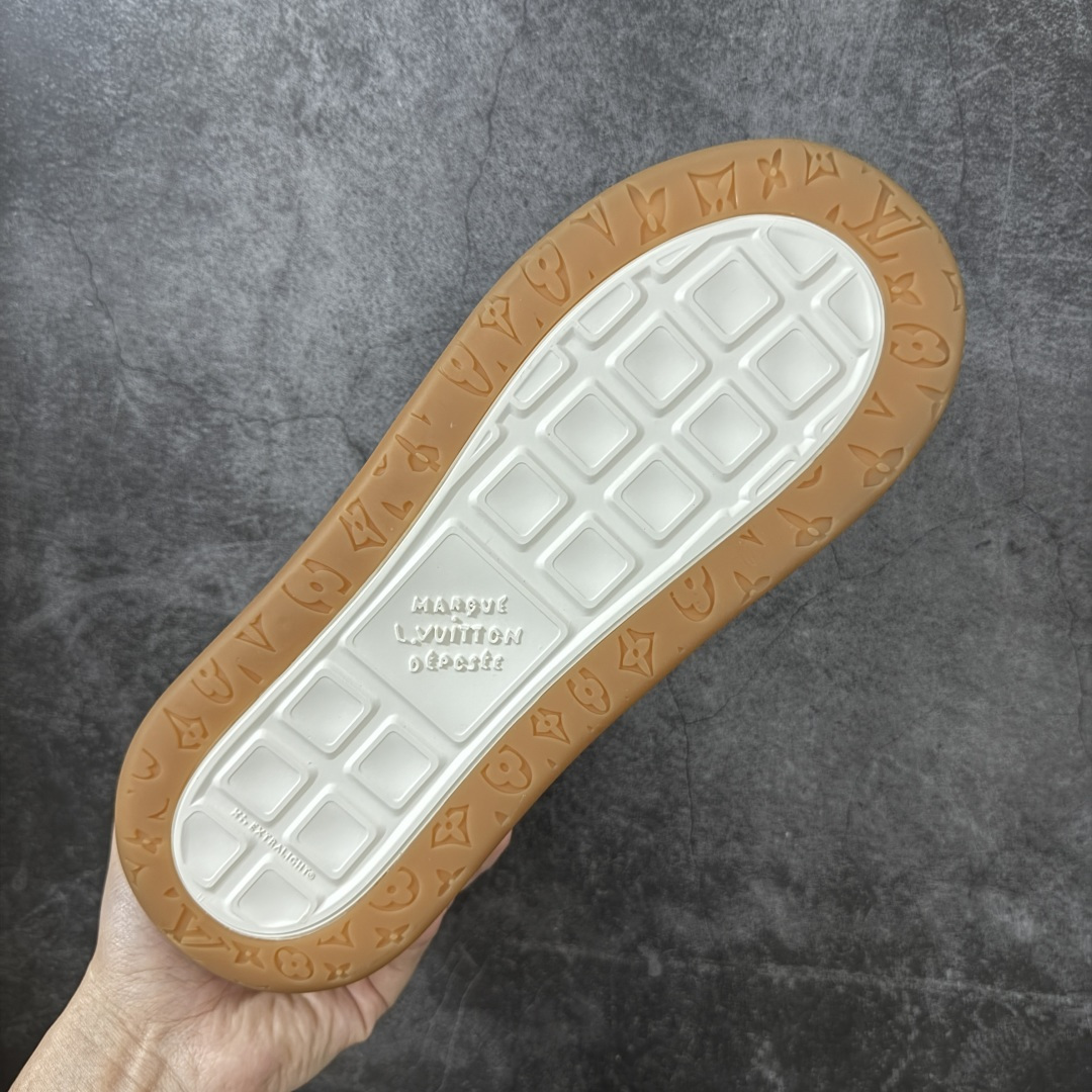 图片[9]-【天花板/Goat版】LV 路易威登LOUIS VUITTON Tilted Low Sneakers 倾斜系列低帮复古休闲运动文化百搭板鞋 2026早春款板鞋 饼干鞋 市场最顶天花板出货 礼盒包装 私模开发大底 正确细节 原鞋原材料1：1打造 完美版型做工 欢迎对比市场任何品质的货品 广东原产 专业LV大厂出品 正确底 大底开发近半年 原楦型开发纸版 全鞋原材料打造 细节 针车 烫金 中底无可挑剔 包装说明书防尘布袋物件(附送官方快递加固牛皮纸外盒!!)# 尺码：40 41 42 43 44 45 46-选品中心