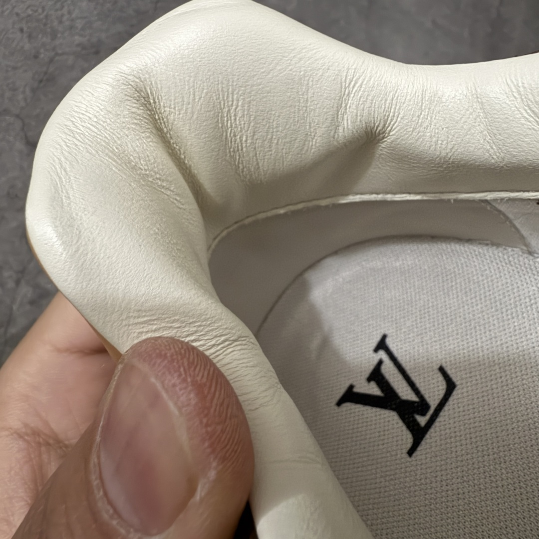 图片[9]-【天花板/Goat版】LV 路易威登LOUIS VUITTON Tilted Low Sneakers 倾斜系列低帮复古休闲运动文化百搭板鞋 2026早春款板鞋 饼干鞋 市场最顶天花板出货 礼盒包装 私模开发大底 正确细节 原鞋原材料1：1打造 完美版型做工 欢迎对比市场任何品质的货品 广东原产 专业LV大厂出品 正确底 大底开发近半年 原楦型开发纸版 全鞋原材料打造 细节 针车 烫金 中底无可挑剔 包装说明书防尘布袋物件(附送官方快递加固牛皮纸外盒!!)# 尺码：40 41 42 43 44 45 46-选品中心
