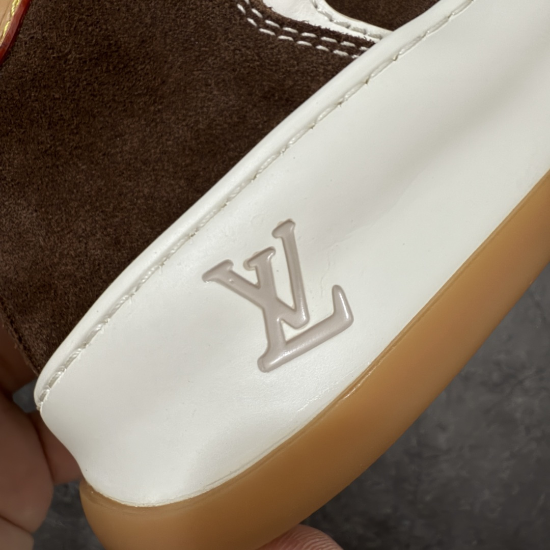 图片[3]-【天花板/Goat版】LV 路易威登LOUIS VUITTON Tilted Low Sneakers 倾斜系列低帮复古休闲运动文化百搭板鞋 2026早春款板鞋 饼干鞋 市场最顶天花板出货 礼盒包装 私模开发大底 正确细节 原鞋原材料1：1打造 完美版型做工 欢迎对比市场任何品质的货品 广东原产 专业LV大厂出品 正确底 大底开发近半年 原楦型开发纸版 全鞋原材料打造 细节 针车 烫金 中底无可挑剔 包装说明书防尘布袋物件(附送官方快递加固牛皮纸外盒!!)# 尺码：40 41 42 43 44 45 46-选品中心