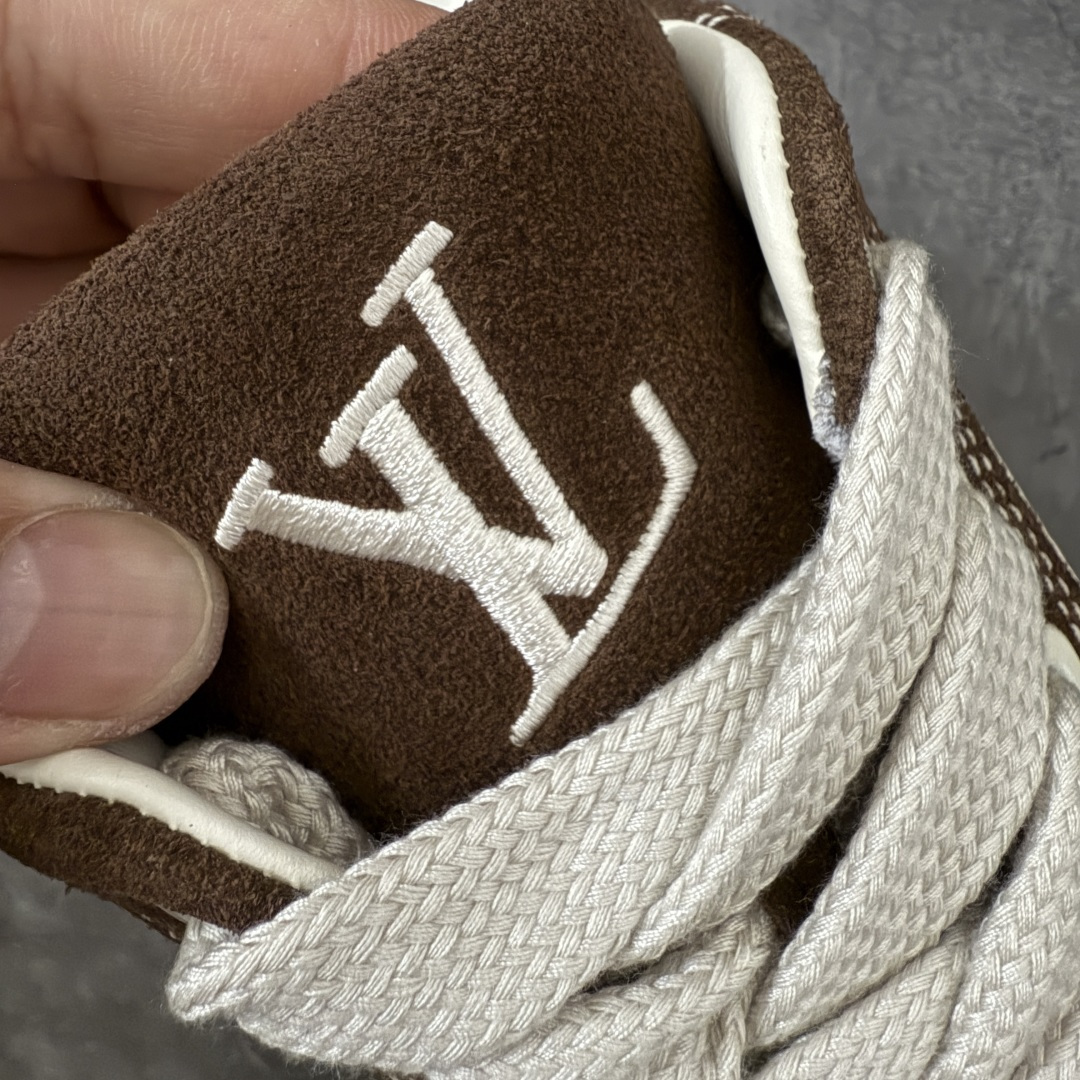 图片[6]-【天花板/Goat版】LV 路易威登LOUIS VUITTON Tilted Low Sneakers 倾斜系列低帮复古休闲运动文化百搭板鞋 2026早春款板鞋 饼干鞋 市场最顶天花板出货 礼盒包装 私模开发大底 正确细节 原鞋原材料1：1打造 完美版型做工 欢迎对比市场任何品质的货品 广东原产 专业LV大厂出品 正确底 大底开发近半年 原楦型开发纸版 全鞋原材料打造 细节 针车 烫金 中底无可挑剔 包装说明书防尘布袋物件(附送官方快递加固牛皮纸外盒!!)# 尺码：40 41 42 43 44 45 46-选品中心