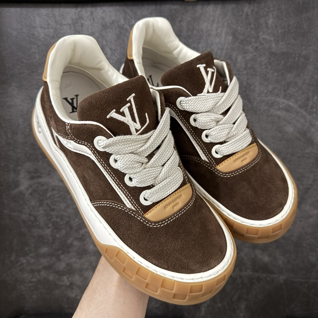 【天花板/Goat版】LV 路易威登LOUIS VUITTON Tilted Low Sneakers 倾斜系列低帮复古休闲运动文化百搭板鞋 2026早春款板鞋 饼干鞋 市场最顶天花板出货 礼盒包装 私模开发大底 正确细节 原鞋原材料1：1打造 完美版型做工 欢迎对比市场任何品质的货品 广东原产 专业LV大厂出品 正确底 大底开发近半年 原楦型开发纸版 全鞋原材料打造 细节 针车 烫金 中底无可挑剔 包装说明书防尘布袋物件(附送官方快递加固牛皮纸外盒!!)# 尺码：40 41 42 43 44 45 46-选品中心