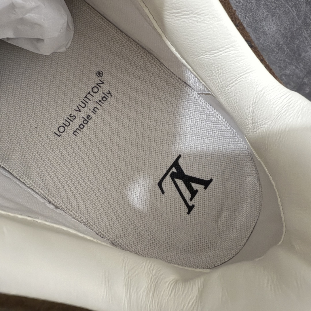 图片[8]-【天花板/Goat版】LV 路易威登LOUIS VUITTON Tilted Low Sneakers 倾斜系列低帮复古休闲运动文化百搭板鞋 2026早春款板鞋 饼干鞋 市场最顶天花板出货 礼盒包装 私模开发大底 正确细节 原鞋原材料1：1打造 完美版型做工 欢迎对比市场任何品质的货品 广东原产 专业LV大厂出品 正确底 大底开发近半年 原楦型开发纸版 全鞋原材料打造 细节 针车 烫金 中底无可挑剔 包装说明书防尘布袋物件(附送官方快递加固牛皮纸外盒!!)# 尺码：40 41 42 43 44 45 46-选品中心