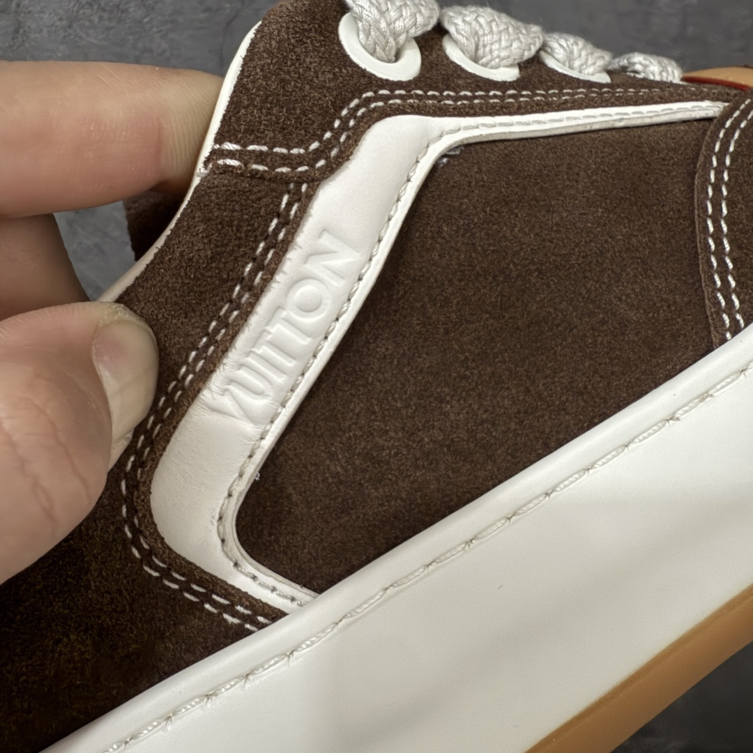 图片[4]-【天花板/Goat版】LV 路易威登LOUIS VUITTON Tilted Low Sneakers 倾斜系列低帮复古休闲运动文化百搭板鞋 2026早春款板鞋 饼干鞋 市场最顶天花板出货 礼盒包装 私模开发大底 正确细节 原鞋原材料1：1打造 完美版型做工 欢迎对比市场任何品质的货品 广东原产 专业LV大厂出品 正确底 大底开发近半年 原楦型开发纸版 全鞋原材料打造 细节 针车 烫金 中底无可挑剔 包装说明书防尘布袋物件(附送官方快递加固牛皮纸外盒!!)# 尺码：40 41 42 43 44 45 46-选品中心