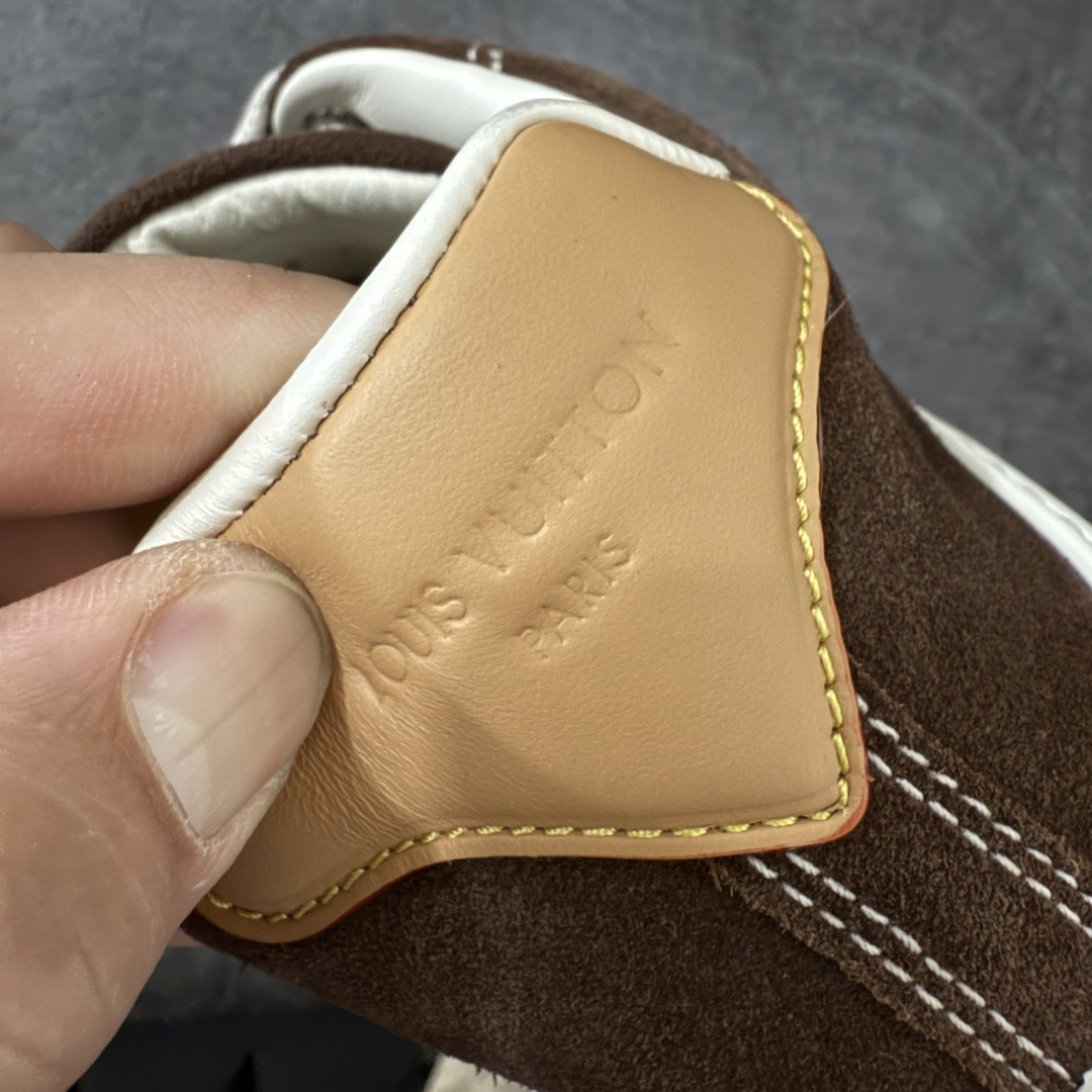 图片[2]-【天花板/Goat版】LV 路易威登LOUIS VUITTON Tilted Low Sneakers 倾斜系列低帮复古休闲运动文化百搭板鞋 2026早春款板鞋 饼干鞋 市场最顶天花板出货 礼盒包装 私模开发大底 正确细节 原鞋原材料1：1打造 完美版型做工 欢迎对比市场任何品质的货品 广东原产 专业LV大厂出品 正确底 大底开发近半年 原楦型开发纸版 全鞋原材料打造 细节 针车 烫金 中底无可挑剔 包装说明书防尘布袋物件(附送官方快递加固牛皮纸外盒!!)# 尺码：40 41 42 43 44 45 46-选品中心