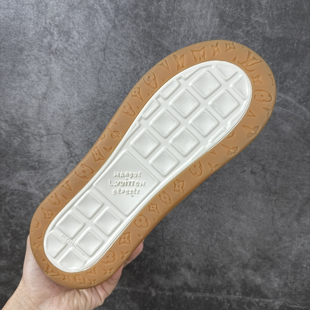 图片[9]-【天花板/Goat版】LV 路易威登LOUIS VUITTON Tilted Low Sneakers 倾斜系列低帮复古休闲运动文化百搭板鞋 2026早春款板鞋 饼干鞋 市场最顶天花板出货 礼盒包装 私模开发大底 正确细节 原鞋原材料1：1打造 完美版型做工 欢迎对比市场任何品质的货品 广东原产 专业LV大厂出品 正确底 大底开发近半年 原楦型开发纸版 全鞋原材料打造 细节 针车 烫金 中底无可挑剔 包装说明书防尘布袋物件(附送官方快递加固牛皮纸外盒!!)# 尺码：40 41 42 43 44 45 46-选品中心