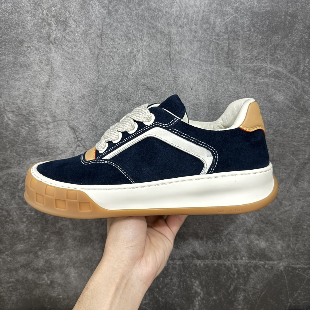 图片[2]-【天花板/Goat版】LV 路易威登LOUIS VUITTON Tilted Low Sneakers 倾斜系列低帮复古休闲运动文化百搭板鞋 2026早春款板鞋 饼干鞋 市场最顶天花板出货 礼盒包装 私模开发大底 正确细节 原鞋原材料1：1打造 完美版型做工 欢迎对比市场任何品质的货品 广东原产 专业LV大厂出品 正确底 大底开发近半年 原楦型开发纸版 全鞋原材料打造 细节 针车 烫金 中底无可挑剔 包装说明书防尘布袋物件(附送官方快递加固牛皮纸外盒!!)# 尺码：40 41 42 43 44 45 46-选品中心
