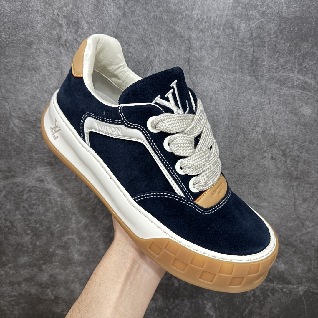 图片[3]-【天花板/Goat版】LV 路易威登LOUIS VUITTON Tilted Low Sneakers 倾斜系列低帮复古休闲运动文化百搭板鞋 2026早春款板鞋 饼干鞋 市场最顶天花板出货 礼盒包装 私模开发大底 正确细节 原鞋原材料1：1打造 完美版型做工 欢迎对比市场任何品质的货品 广东原产 专业LV大厂出品 正确底 大底开发近半年 原楦型开发纸版 全鞋原材料打造 细节 针车 烫金 中底无可挑剔 包装说明书防尘布袋物件(附送官方快递加固牛皮纸外盒!!)# 尺码：40 41 42 43 44 45 46-选品中心