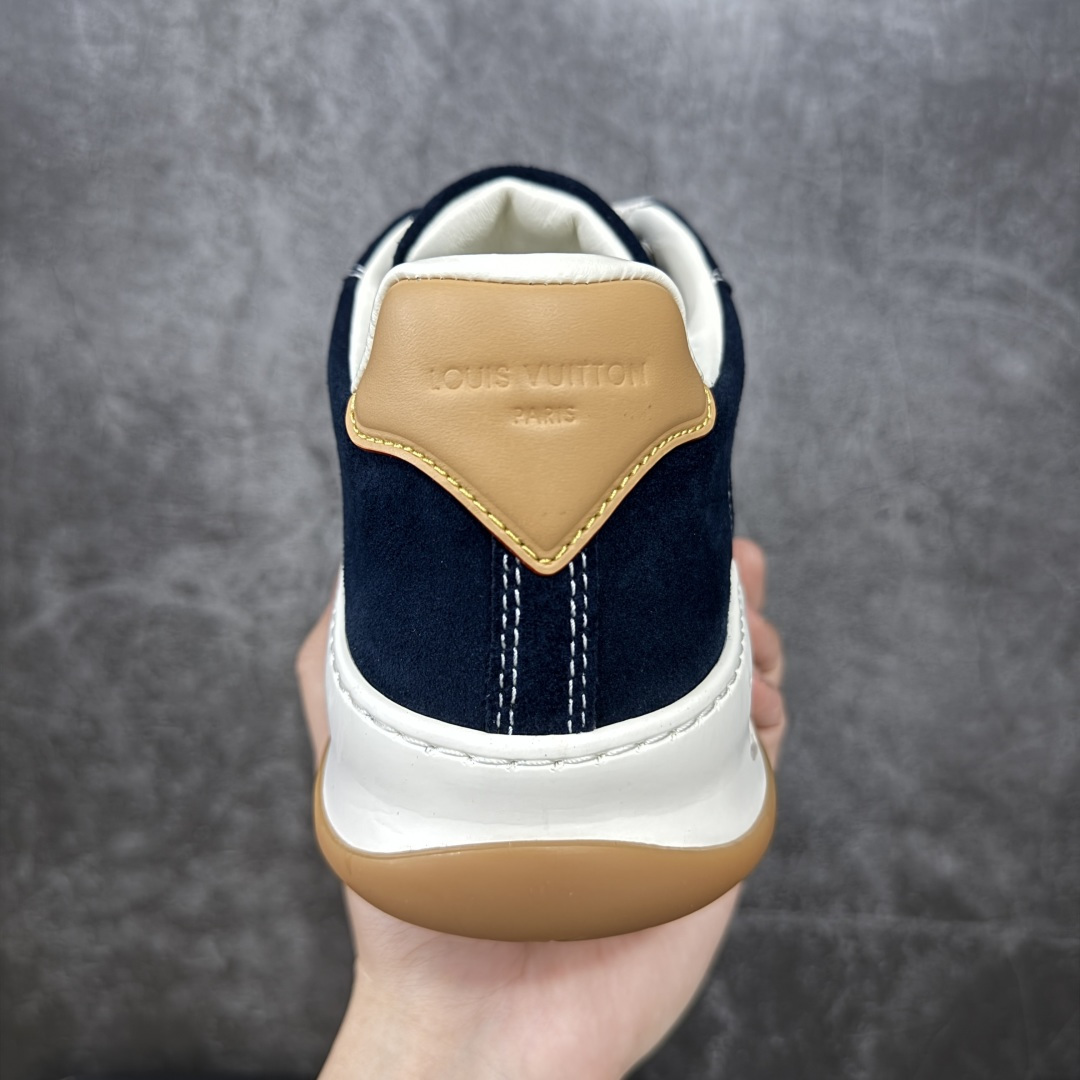 图片[4]-【天花板/Goat版】LV 路易威登LOUIS VUITTON Tilted Low Sneakers 倾斜系列低帮复古休闲运动文化百搭板鞋 2026早春款板鞋 饼干鞋 市场最顶天花板出货 礼盒包装 私模开发大底 正确细节 原鞋原材料1：1打造 完美版型做工 欢迎对比市场任何品质的货品 广东原产 专业LV大厂出品 正确底 大底开发近半年 原楦型开发纸版 全鞋原材料打造 细节 针车 烫金 中底无可挑剔 包装说明书防尘布袋物件(附送官方快递加固牛皮纸外盒!!)# 尺码：40 41 42 43 44 45 46-选品中心