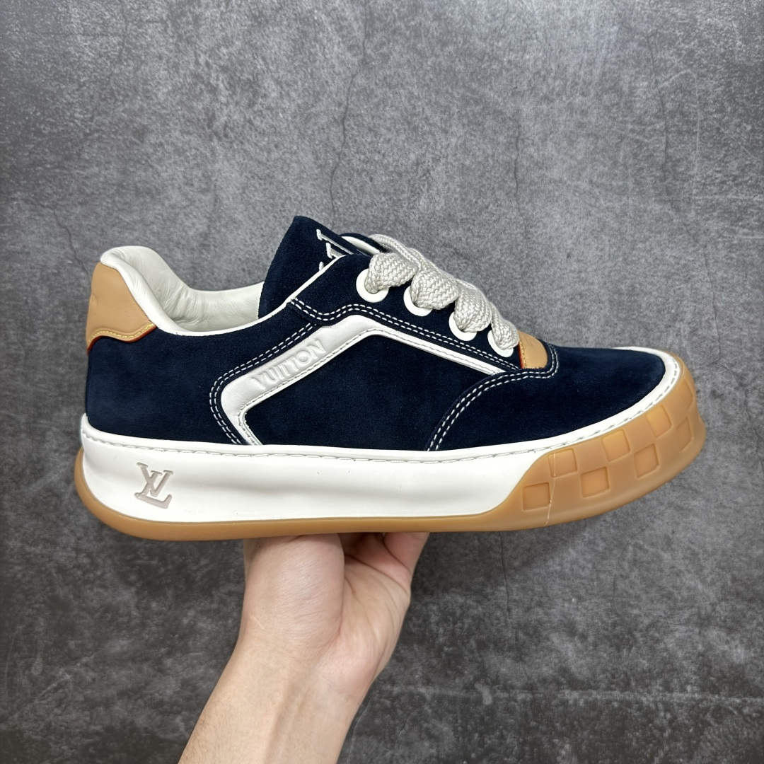 【天花板/Goat版】LV 路易威登LOUIS VUITTON Tilted Low Sneakers 倾斜系列低帮复古休闲运动文化百搭板鞋 2026早春款板鞋 饼干鞋 市场最顶天花板出货 礼盒包装 私模开发大底 正确细节 原鞋原材料1：1打造 完美版型做工 欢迎对比市场任何品质的货品 广东原产 专业LV大厂出品 正确底 大底开发近半年 原楦型开发纸版 全鞋原材料打造 细节 针车 烫金 中底无可挑剔 包装说明书防尘布袋物件(附送官方快递加固牛皮纸外盒!!)# 尺码：40 41 42 43 44 45 46-选品中心