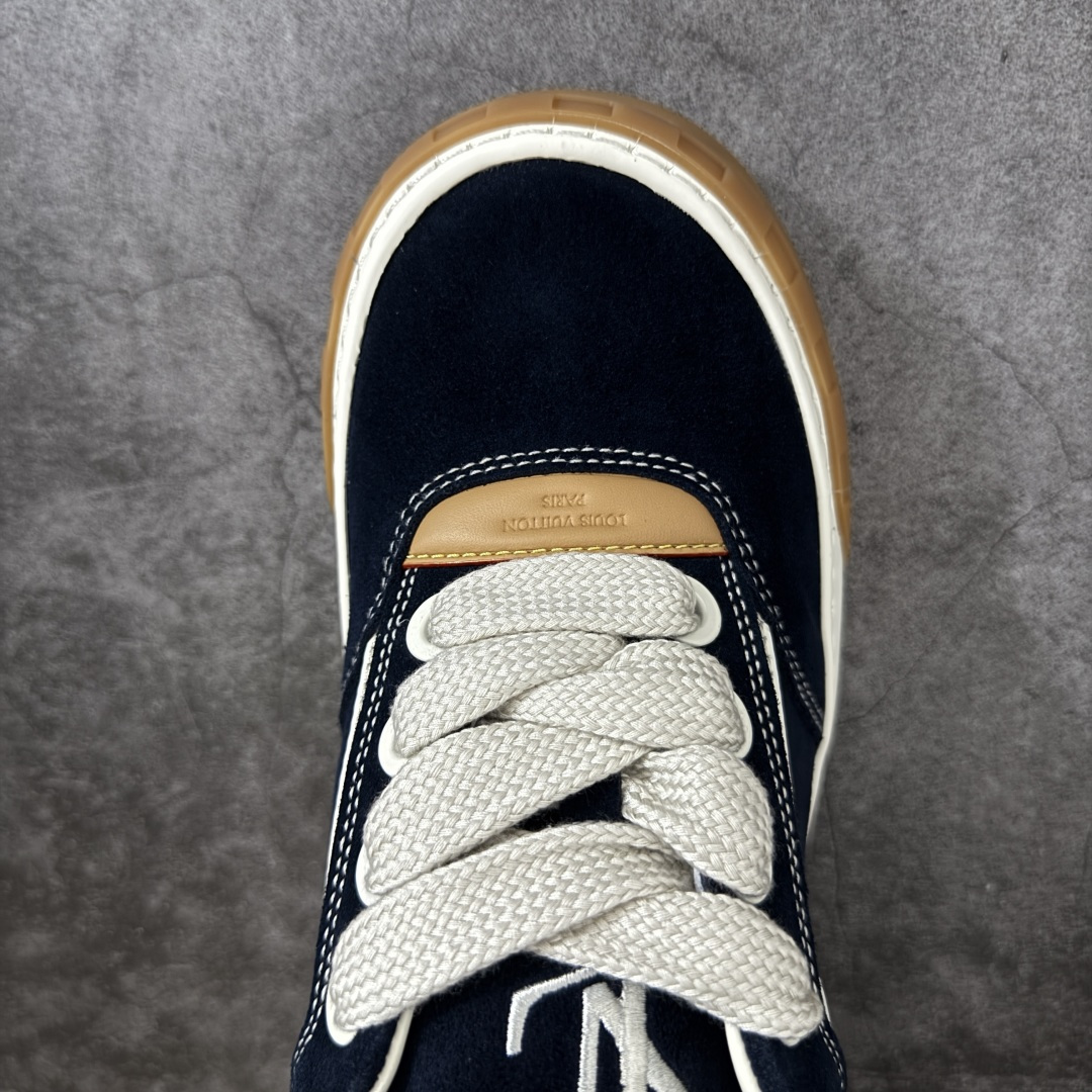 图片[5]-【天花板/Goat版】LV 路易威登LOUIS VUITTON Tilted Low Sneakers 倾斜系列低帮复古休闲运动文化百搭板鞋 2026早春款板鞋 饼干鞋 市场最顶天花板出货 礼盒包装 私模开发大底 正确细节 原鞋原材料1：1打造 完美版型做工 欢迎对比市场任何品质的货品 广东原产 专业LV大厂出品 正确底 大底开发近半年 原楦型开发纸版 全鞋原材料打造 细节 针车 烫金 中底无可挑剔 包装说明书防尘布袋物件(附送官方快递加固牛皮纸外盒!!)# 尺码：40 41 42 43 44 45 46-选品中心