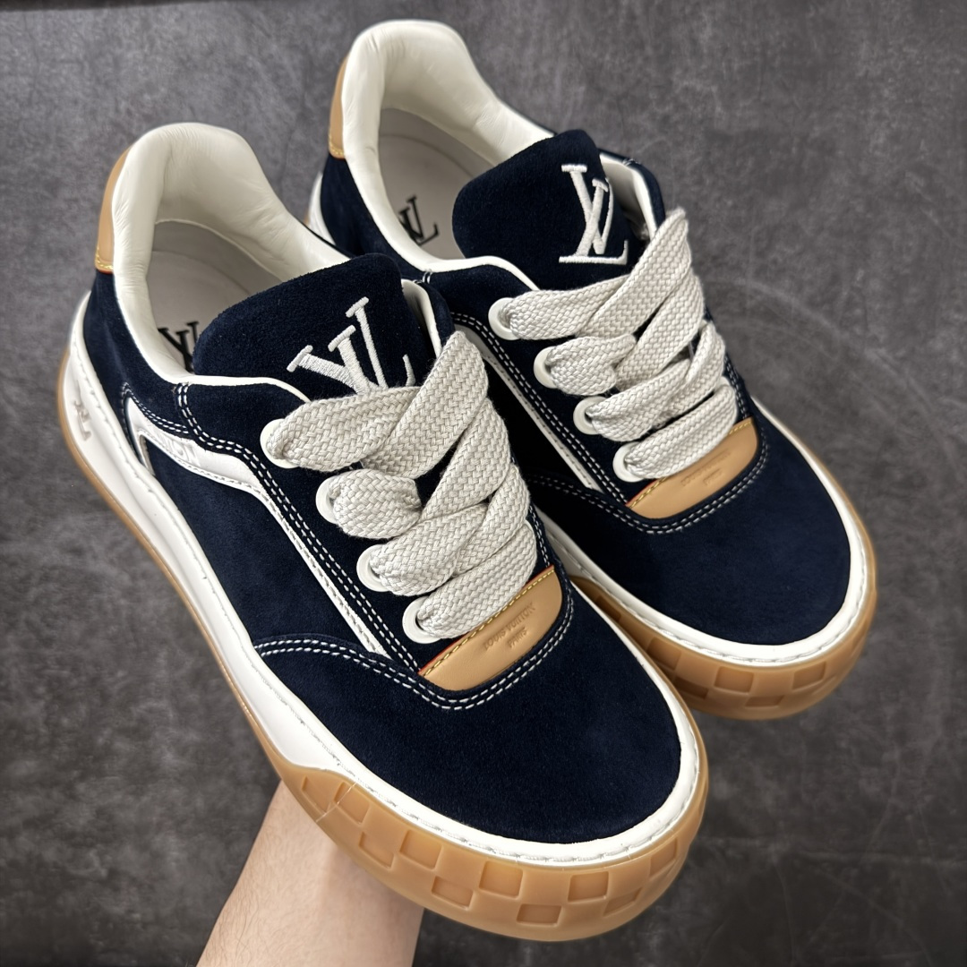 【天花板/Goat版】LV 路易威登LOUIS VUITTON Tilted Low Sneakers 倾斜系列低帮复古休闲运动文化百搭板鞋 2026早春款板鞋 饼干鞋 市场最顶天花板出货 礼盒包装 私模开发大底 正确细节 原鞋原材料1：1打造 完美版型做工 欢迎对比市场任何品质的货品 广东原产 专业LV大厂出品 正确底 大底开发近半年 原楦型开发纸版 全鞋原材料打造 细节 针车 烫金 中底无可挑剔 包装说明书防尘布袋物件(附送官方快递加固牛皮纸外盒!!)# 尺码：40 41 42 43 44 45 46-选品中心