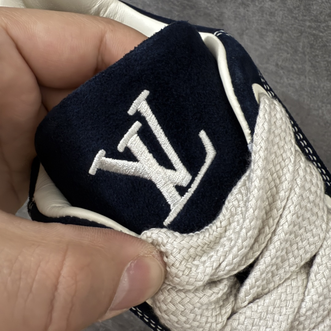 图片[6]-【天花板/Goat版】LV 路易威登LOUIS VUITTON Tilted Low Sneakers 倾斜系列低帮复古休闲运动文化百搭板鞋 2026早春款板鞋 饼干鞋 市场最顶天花板出货 礼盒包装 私模开发大底 正确细节 原鞋原材料1：1打造 完美版型做工 欢迎对比市场任何品质的货品 广东原产 专业LV大厂出品 正确底 大底开发近半年 原楦型开发纸版 全鞋原材料打造 细节 针车 烫金 中底无可挑剔 包装说明书防尘布袋物件(附送官方快递加固牛皮纸外盒!!)# 尺码：40 41 42 43 44 45 46-选品中心