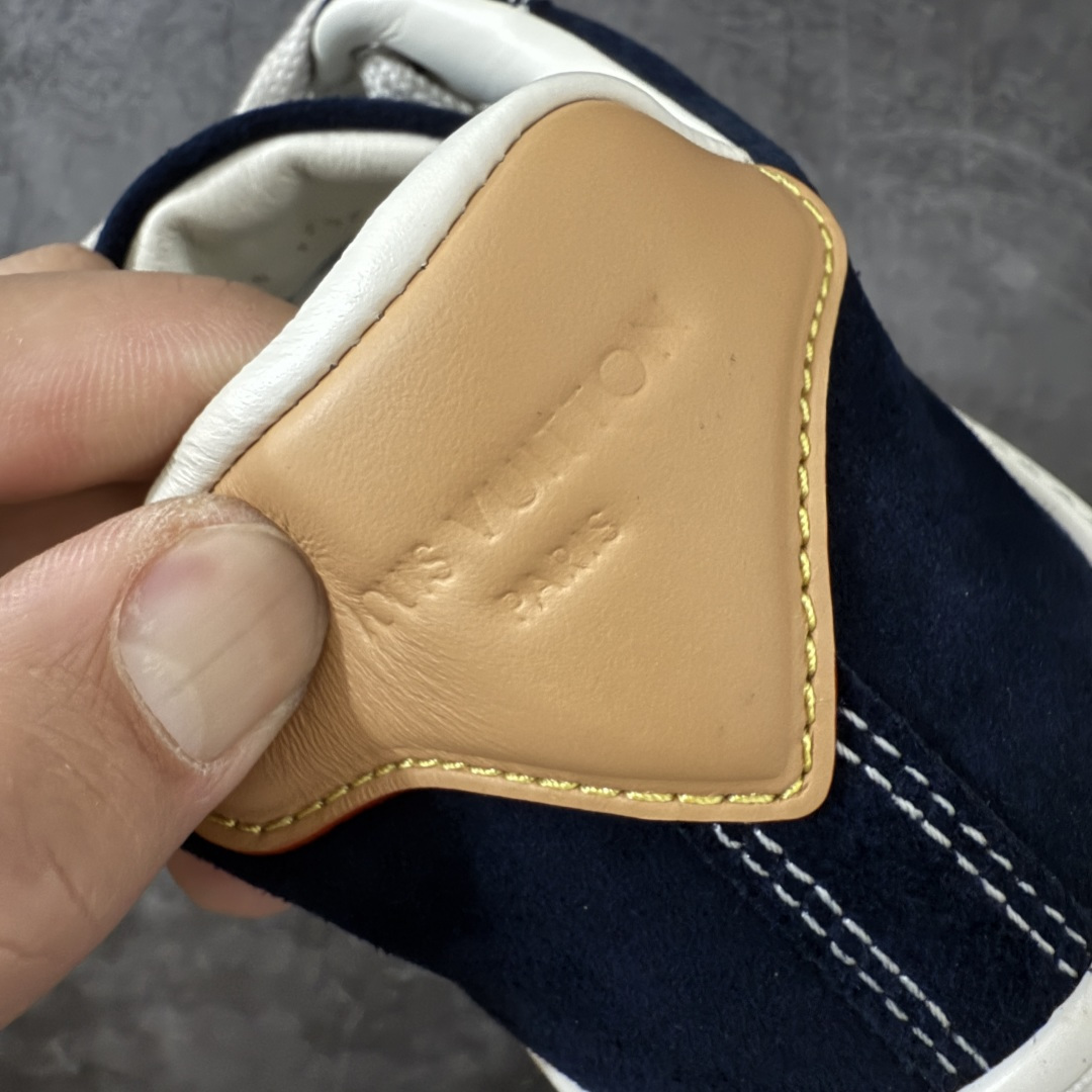 图片[2]-【天花板/Goat版】LV 路易威登LOUIS VUITTON Tilted Low Sneakers 倾斜系列低帮复古休闲运动文化百搭板鞋 2026早春款板鞋 饼干鞋 市场最顶天花板出货 礼盒包装 私模开发大底 正确细节 原鞋原材料1：1打造 完美版型做工 欢迎对比市场任何品质的货品 广东原产 专业LV大厂出品 正确底 大底开发近半年 原楦型开发纸版 全鞋原材料打造 细节 针车 烫金 中底无可挑剔 包装说明书防尘布袋物件(附送官方快递加固牛皮纸外盒!!)# 尺码：40 41 42 43 44 45 46-选品中心