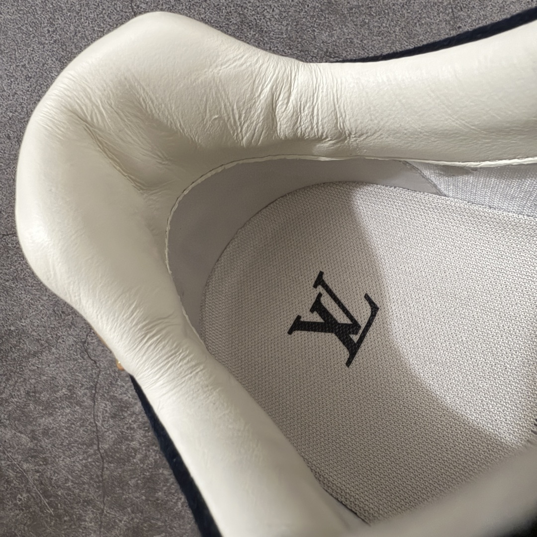 图片[9]-【天花板/Goat版】LV 路易威登LOUIS VUITTON Tilted Low Sneakers 倾斜系列低帮复古休闲运动文化百搭板鞋 2026早春款板鞋 饼干鞋 市场最顶天花板出货 礼盒包装 私模开发大底 正确细节 原鞋原材料1：1打造 完美版型做工 欢迎对比市场任何品质的货品 广东原产 专业LV大厂出品 正确底 大底开发近半年 原楦型开发纸版 全鞋原材料打造 细节 针车 烫金 中底无可挑剔 包装说明书防尘布袋物件(附送官方快递加固牛皮纸外盒!!)# 尺码：40 41 42 43 44 45 46-选品中心