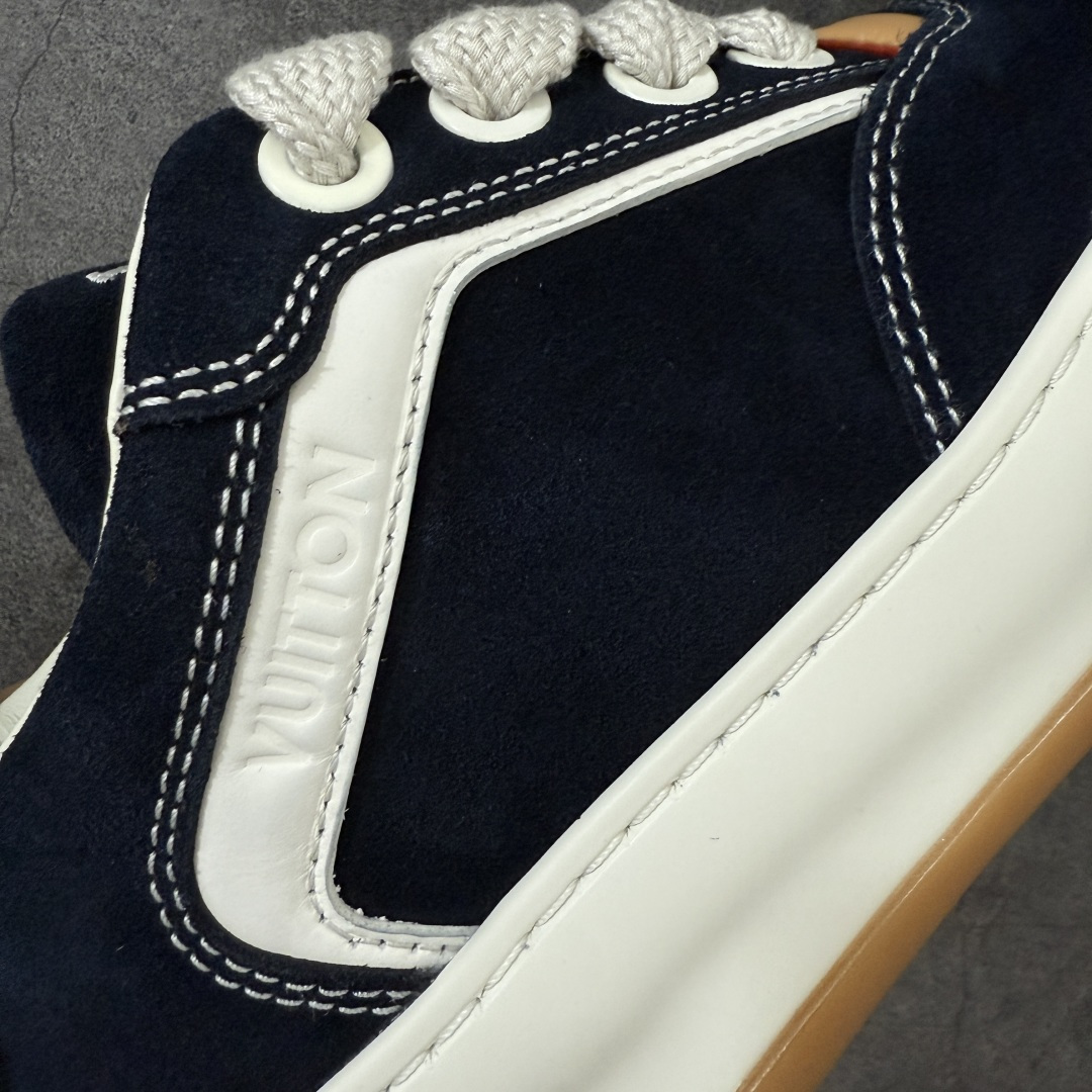 图片[4]-【天花板/Goat版】LV 路易威登LOUIS VUITTON Tilted Low Sneakers 倾斜系列低帮复古休闲运动文化百搭板鞋 2026早春款板鞋 饼干鞋 市场最顶天花板出货 礼盒包装 私模开发大底 正确细节 原鞋原材料1：1打造 完美版型做工 欢迎对比市场任何品质的货品 广东原产 专业LV大厂出品 正确底 大底开发近半年 原楦型开发纸版 全鞋原材料打造 细节 针车 烫金 中底无可挑剔 包装说明书防尘布袋物件(附送官方快递加固牛皮纸外盒!!)# 尺码：40 41 42 43 44 45 46-选品中心