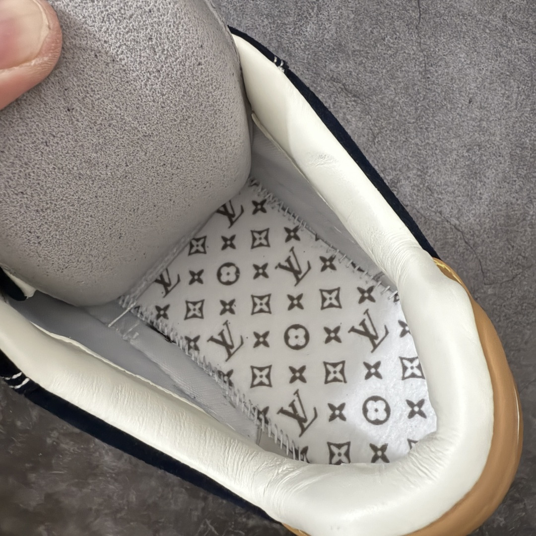 图片[10]-【天花板/Goat版】LV 路易威登LOUIS VUITTON Tilted Low Sneakers 倾斜系列低帮复古休闲运动文化百搭板鞋 2026早春款板鞋 饼干鞋 市场最顶天花板出货 礼盒包装 私模开发大底 正确细节 原鞋原材料1：1打造 完美版型做工 欢迎对比市场任何品质的货品 广东原产 专业LV大厂出品 正确底 大底开发近半年 原楦型开发纸版 全鞋原材料打造 细节 针车 烫金 中底无可挑剔 包装说明书防尘布袋物件(附送官方快递加固牛皮纸外盒!!)# 尺码：40 41 42 43 44 45 46-选品中心
