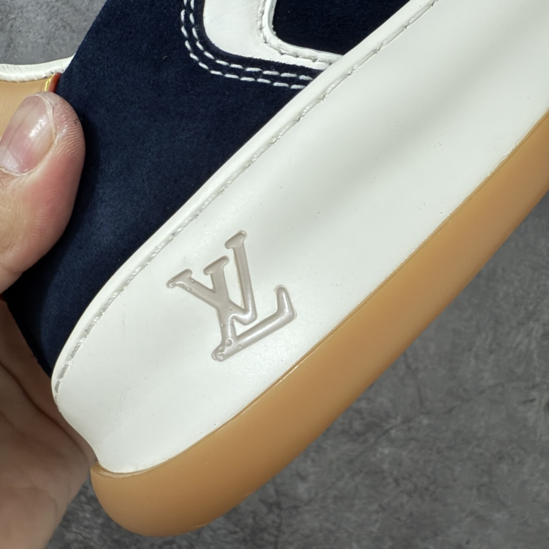 图片[3]-【天花板/Goat版】LV 路易威登LOUIS VUITTON Tilted Low Sneakers 倾斜系列低帮复古休闲运动文化百搭板鞋 2026早春款板鞋 饼干鞋 市场最顶天花板出货 礼盒包装 私模开发大底 正确细节 原鞋原材料1：1打造 完美版型做工 欢迎对比市场任何品质的货品 广东原产 专业LV大厂出品 正确底 大底开发近半年 原楦型开发纸版 全鞋原材料打造 细节 针车 烫金 中底无可挑剔 包装说明书防尘布袋物件(附送官方快递加固牛皮纸外盒!!)# 尺码：40 41 42 43 44 45 46-选品中心