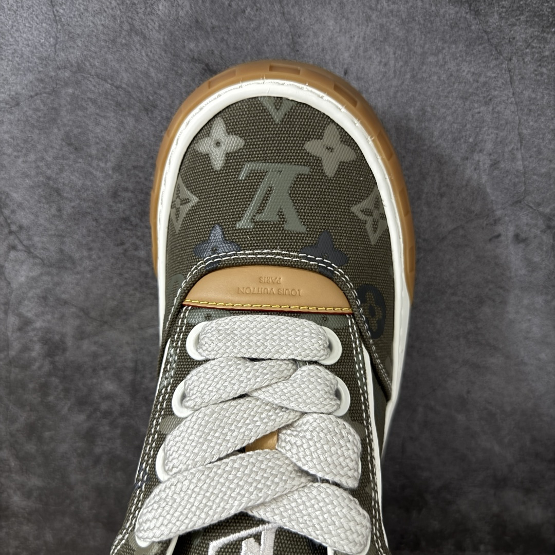 图片[5]-【天花板/Goat版】LV 路易威登LOUIS VUITTON Tilted Low Sneakers 倾斜系列低帮复古休闲运动文化百搭板鞋 2026早春款板鞋 饼干鞋 市场最顶天花板出货 礼盒包装 私模开发大底 正确细节 原鞋原材料1：1打造 完美版型做工 欢迎对比市场任何品质的货品 广东原产 专业LV大厂出品 正确底 大底开发近半年 原楦型开发纸版 全鞋原材料打造 细节 针车 烫金 中底无可挑剔 包装说明书防尘布袋物件(附送官方快递加固牛皮纸外盒!!)# 尺码：40 41 42 43 44 45 46-莆田鞋
