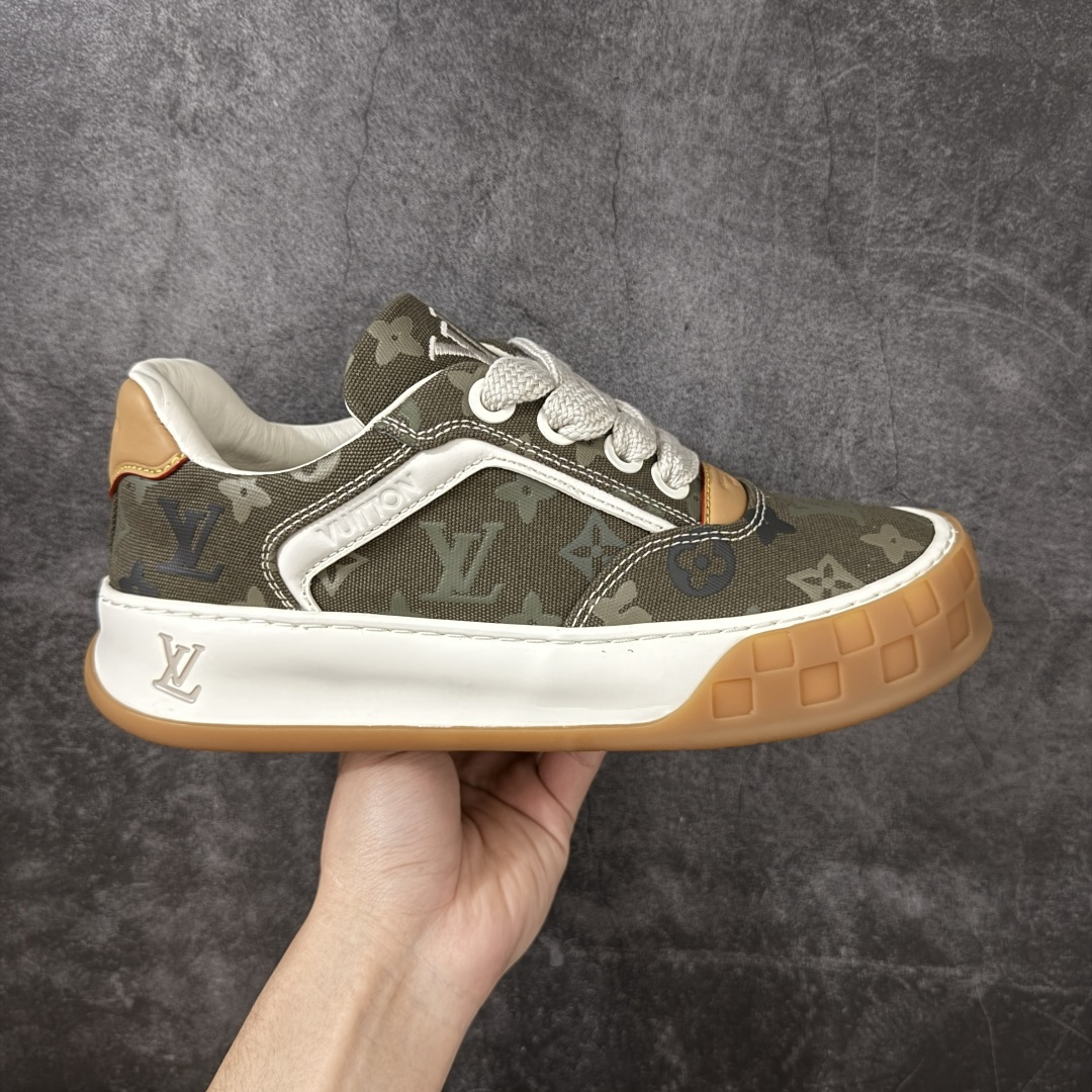 【天花板/Goat版】LV 路易威登LOUIS VUITTON Tilted Low Sneakers 倾斜系列低帮复古休闲运动文化百搭板鞋 2026早春款板鞋 饼干鞋 市场最顶天花板出货 礼盒包装 私模开发大底 正确细节 原鞋原材料1：1打造 完美版型做工 欢迎对比市场任何品质的货品 广东原产 专业LV大厂出品 正确底 大底开发近半年 原楦型开发纸版 全鞋原材料打造 细节 针车 烫金 中底无可挑剔 包装说明书防尘布袋物件(附送官方快递加固牛皮纸外盒!!)# 尺码：40 41 42 43 44 45 46-选品中心