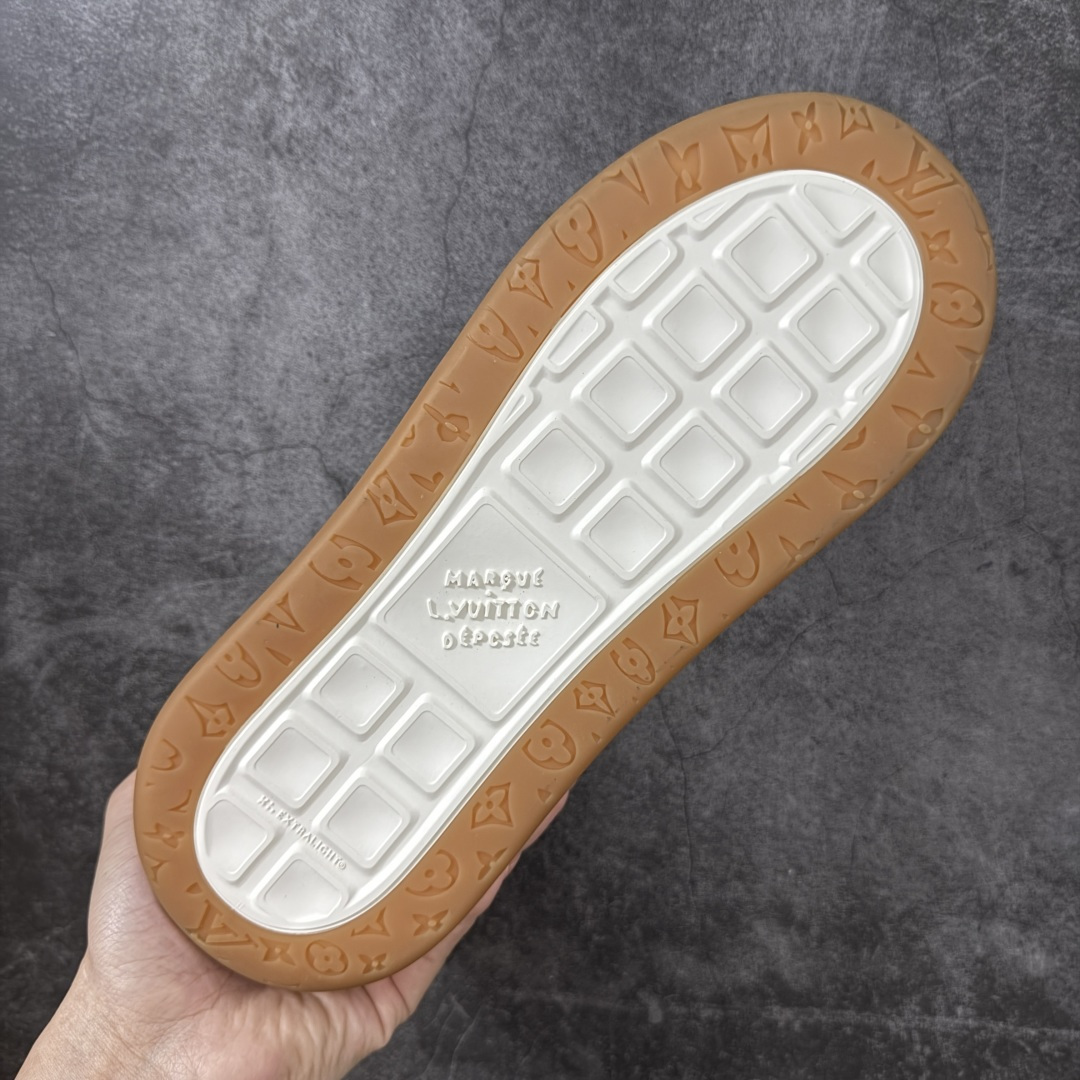 图片[9]-【天花板/Goat版】LV 路易威登LOUIS VUITTON Tilted Low Sneakers 倾斜系列低帮复古休闲运动文化百搭板鞋 2026早春款板鞋 饼干鞋 市场最顶天花板出货 礼盒包装 私模开发大底 正确细节 原鞋原材料1：1打造 完美版型做工 欢迎对比市场任何品质的货品 广东原产 专业LV大厂出品 正确底 大底开发近半年 原楦型开发纸版 全鞋原材料打造 细节 针车 烫金 中底无可挑剔 包装说明书防尘布袋物件(附送官方快递加固牛皮纸外盒!!)# 尺码：40 41 42 43 44 45 46-莆田鞋
