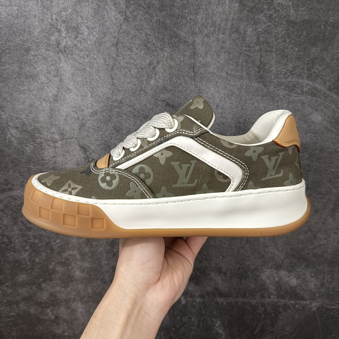 图片[2]-【天花板/Goat版】LV 路易威登LOUIS VUITTON Tilted Low Sneakers 倾斜系列低帮复古休闲运动文化百搭板鞋 2026早春款板鞋 饼干鞋 市场最顶天花板出货 礼盒包装 私模开发大底 正确细节 原鞋原材料1：1打造 完美版型做工 欢迎对比市场任何品质的货品 广东原产 专业LV大厂出品 正确底 大底开发近半年 原楦型开发纸版 全鞋原材料打造 细节 针车 烫金 中底无可挑剔 包装说明书防尘布袋物件(附送官方快递加固牛皮纸外盒!!)# 尺码：40 41 42 43 44 45 46-莆田鞋