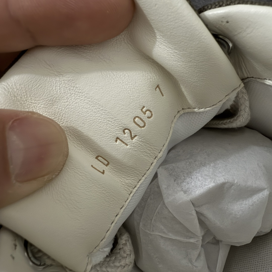 图片[6]-【天花板/Goat版】LV 路易威登LOUIS VUITTON Tilted Low Sneakers 倾斜系列低帮复古休闲运动文化百搭板鞋 2026早春款板鞋 饼干鞋 市场最顶天花板出货 礼盒包装 私模开发大底 正确细节 原鞋原材料1：1打造 完美版型做工 欢迎对比市场任何品质的货品 广东原产 专业LV大厂出品 正确底 大底开发近半年 原楦型开发纸版 全鞋原材料打造 细节 针车 烫金 中底无可挑剔 包装说明书防尘布袋物件(附送官方快递加固牛皮纸外盒!!)# 尺码：40 41 42 43 44 45 46-选品中心