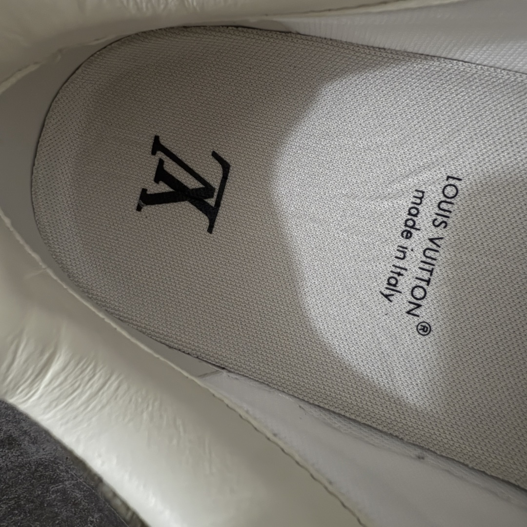 图片[7]-【天花板/Goat版】LV 路易威登LOUIS VUITTON Tilted Low Sneakers 倾斜系列低帮复古休闲运动文化百搭板鞋 2026早春款板鞋 饼干鞋 市场最顶天花板出货 礼盒包装 私模开发大底 正确细节 原鞋原材料1：1打造 完美版型做工 欢迎对比市场任何品质的货品 广东原产 专业LV大厂出品 正确底 大底开发近半年 原楦型开发纸版 全鞋原材料打造 细节 针车 烫金 中底无可挑剔 包装说明书防尘布袋物件(附送官方快递加固牛皮纸外盒!!)# 尺码：40 41 42 43 44 45 46-选品中心