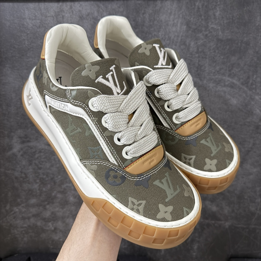 【天花板/Goat版】LV 路易威登LOUIS VUITTON Tilted Low Sneakers 倾斜系列低帮复古休闲运动文化百搭板鞋 2026早春款板鞋 饼干鞋 市场最顶天花板出货 礼盒包装 私模开发大底 正确细节 原鞋原材料1：1打造 完美版型做工 欢迎对比市场任何品质的货品 广东原产 专业LV大厂出品 正确底 大底开发近半年 原楦型开发纸版 全鞋原材料打造 细节 针车 烫金 中底无可挑剔 包装说明书防尘布袋物件(附送官方快递加固牛皮纸外盒!!)# 尺码：40 41 42 43 44 45 46-选品中心