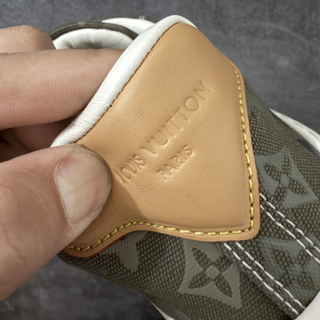 图片[2]-【天花板/Goat版】LV 路易威登LOUIS VUITTON Tilted Low Sneakers 倾斜系列低帮复古休闲运动文化百搭板鞋 2026早春款板鞋 饼干鞋 市场最顶天花板出货 礼盒包装 私模开发大底 正确细节 原鞋原材料1：1打造 完美版型做工 欢迎对比市场任何品质的货品 广东原产 专业LV大厂出品 正确底 大底开发近半年 原楦型开发纸版 全鞋原材料打造 细节 针车 烫金 中底无可挑剔 包装说明书防尘布袋物件(附送官方快递加固牛皮纸外盒!!)# 尺码：40 41 42 43 44 45 46-选品中心