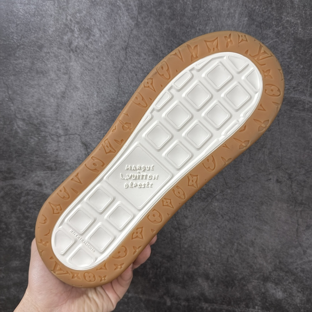 图片[9]-【天花板/Goat版】LV 路易威登LOUIS VUITTON Tilted Low Sneakers 倾斜系列低帮复古休闲运动文化百搭板鞋 2026早春款板鞋 饼干鞋 市场最顶天花板出货 礼盒包装 私模开发大底 正确细节 原鞋原材料1：1打造 完美版型做工 欢迎对比市场任何品质的货品 广东原产 专业LV大厂出品 正确底 大底开发近半年 原楦型开发纸版 全鞋原材料打造 细节 针车 烫金 中底无可挑剔 包装说明书防尘布袋物件(附送官方快递加固牛皮纸外盒!!)# 尺码：40 41 42 43 44 45 46-选品中心