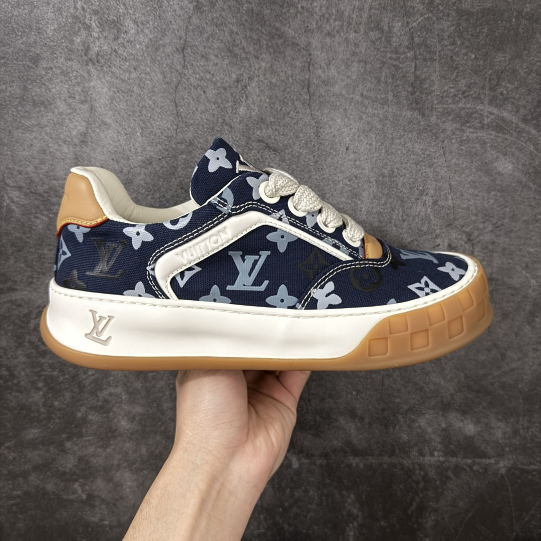 【天花板/Goat版】LV 路易威登LOUIS VUITTON Tilted Low Sneakers 倾斜系列低帮复古休闲运动文化百搭板鞋 2026早春款板鞋 饼干鞋 市场最顶天花板出货 礼盒包装 私模开发大底 正确细节 原鞋原材料1：1打造 完美版型做工 欢迎对比市场任何品质的货品 广东原产 专业LV大厂出品 正确底 大底开发近半年 原楦型开发纸版 全鞋原材料打造 细节 针车 烫金 中底无可挑剔 包装说明书防尘布袋物件(附送官方快递加固牛皮纸外盒!!)# 尺码：40 41 42 43 44 45 46-选品中心