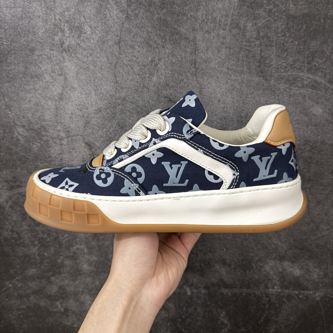 图片[2]-【天花板/Goat版】LV 路易威登LOUIS VUITTON Tilted Low Sneakers 倾斜系列低帮复古休闲运动文化百搭板鞋 2026早春款板鞋 饼干鞋 市场最顶天花板出货 礼盒包装 私模开发大底 正确细节 原鞋原材料1：1打造 完美版型做工 欢迎对比市场任何品质的货品 广东原产 专业LV大厂出品 正确底 大底开发近半年 原楦型开发纸版 全鞋原材料打造 细节 针车 烫金 中底无可挑剔 包装说明书防尘布袋物件(附送官方快递加固牛皮纸外盒!!)# 尺码：40 41 42 43 44 45 46-选品中心